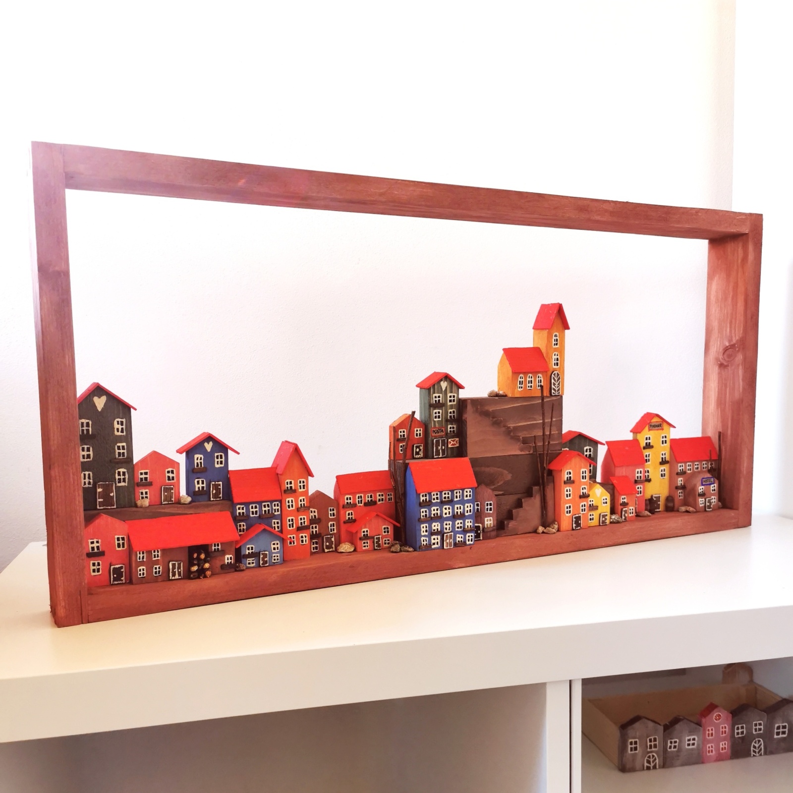Dřevěný obraz s barevnými domečky