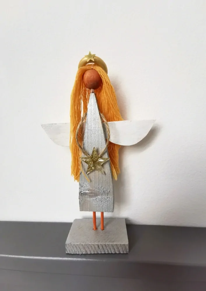 Dřevěná dekorace - Andělská postavička