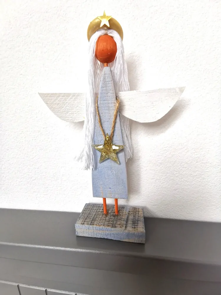 Dřevěná dekorace - Andělská postavička