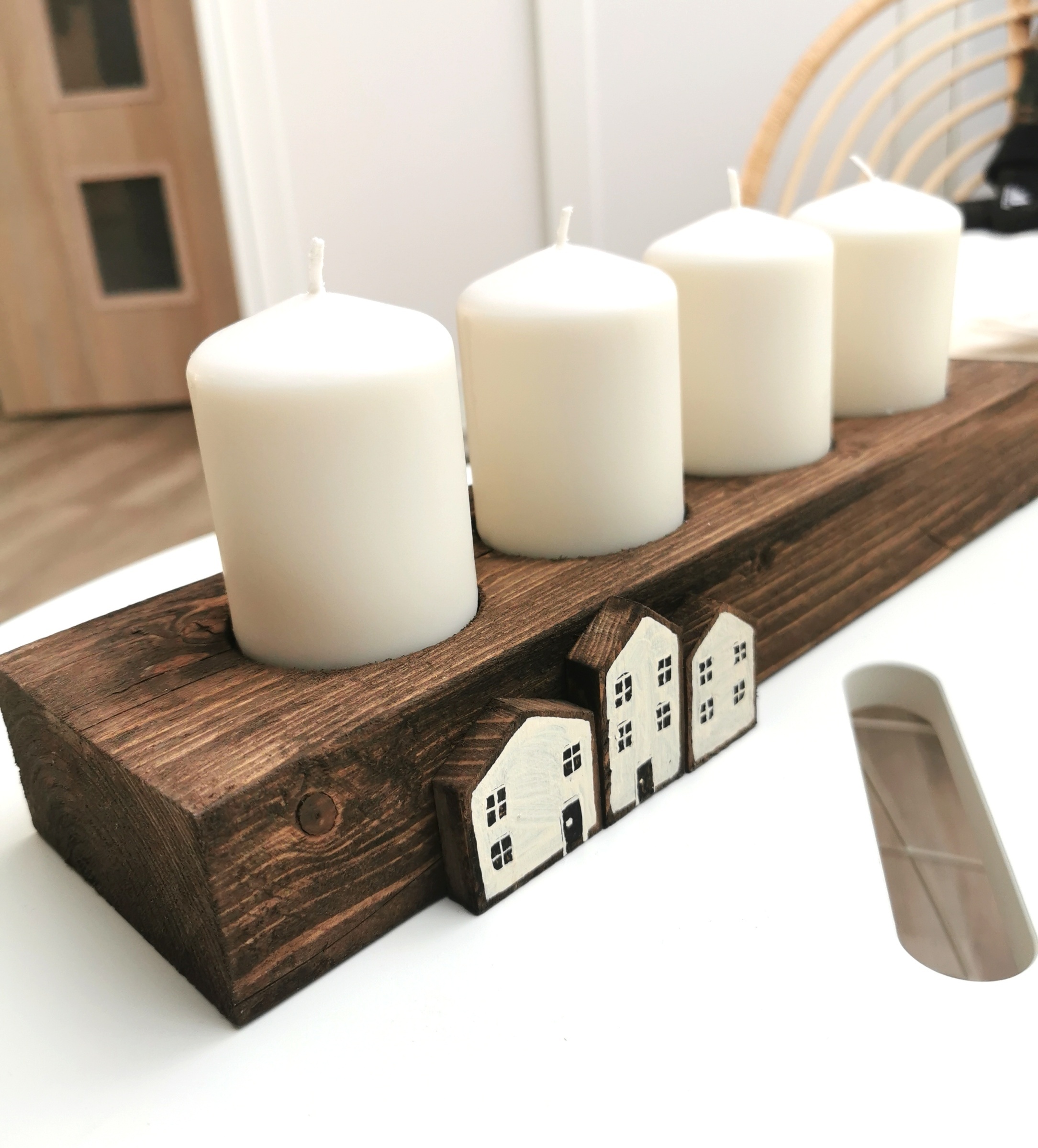 Velký dřevěný svícen s romantickými domečky
