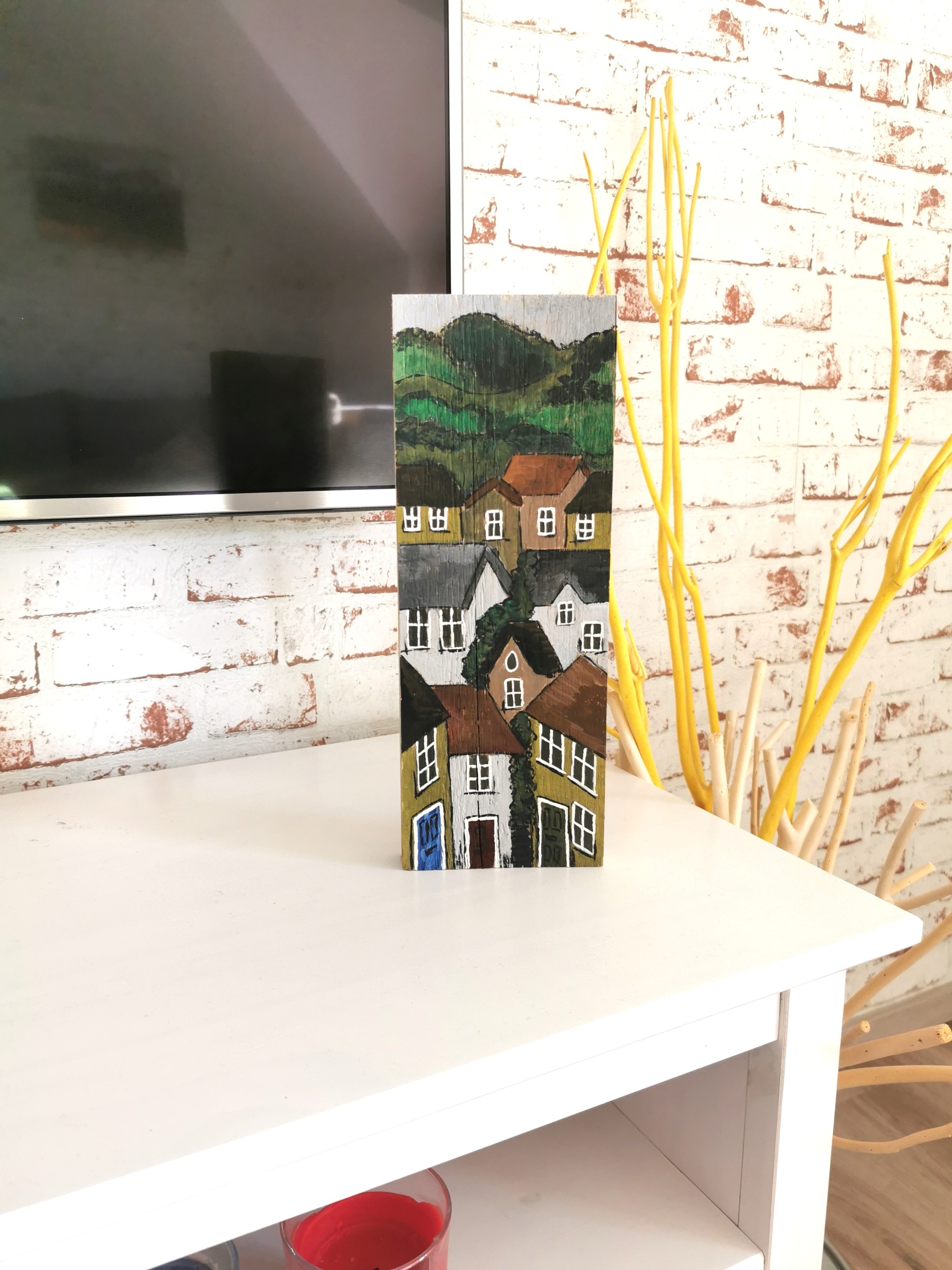 Malovaný dřevěný obraz s malebnou vesničkou