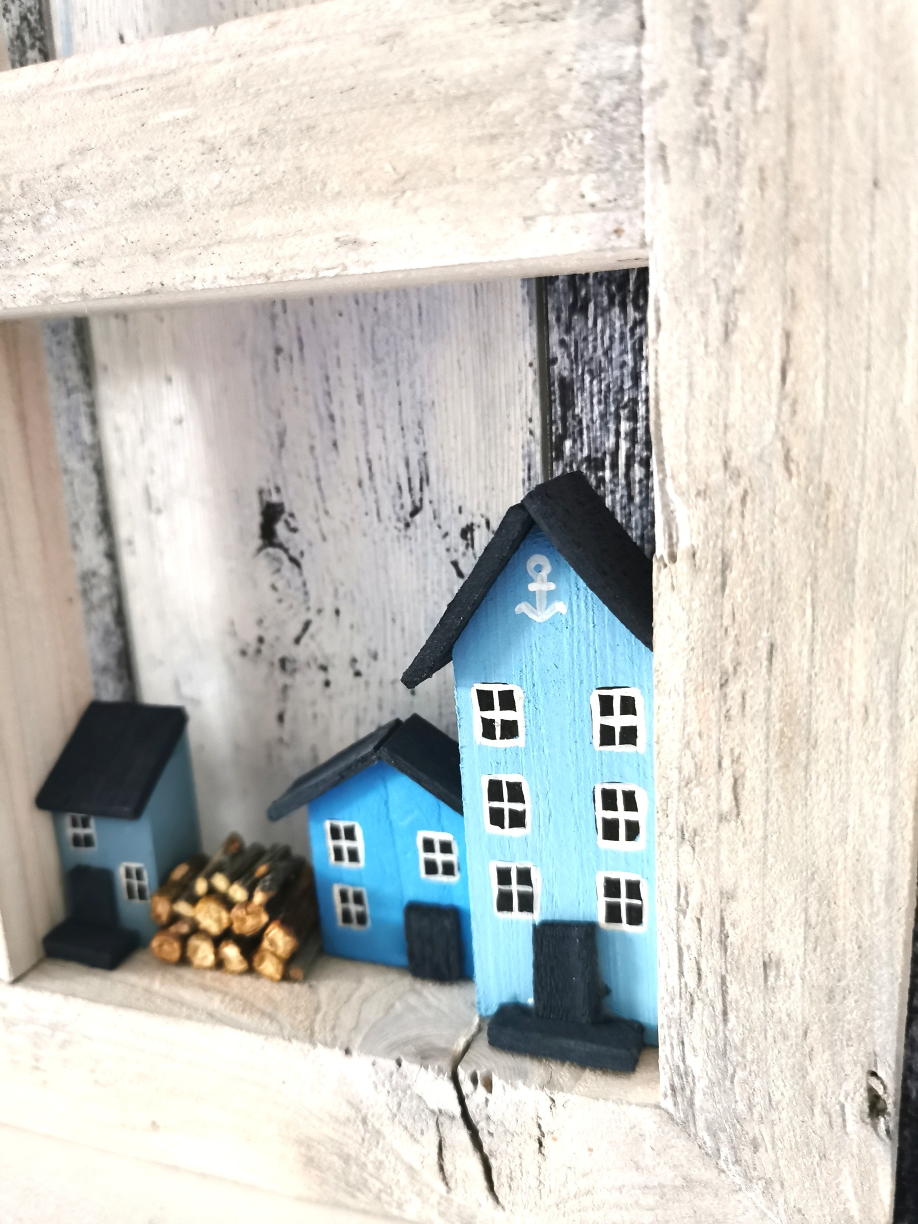 Obraz dřevěné okénko s modrými domečky