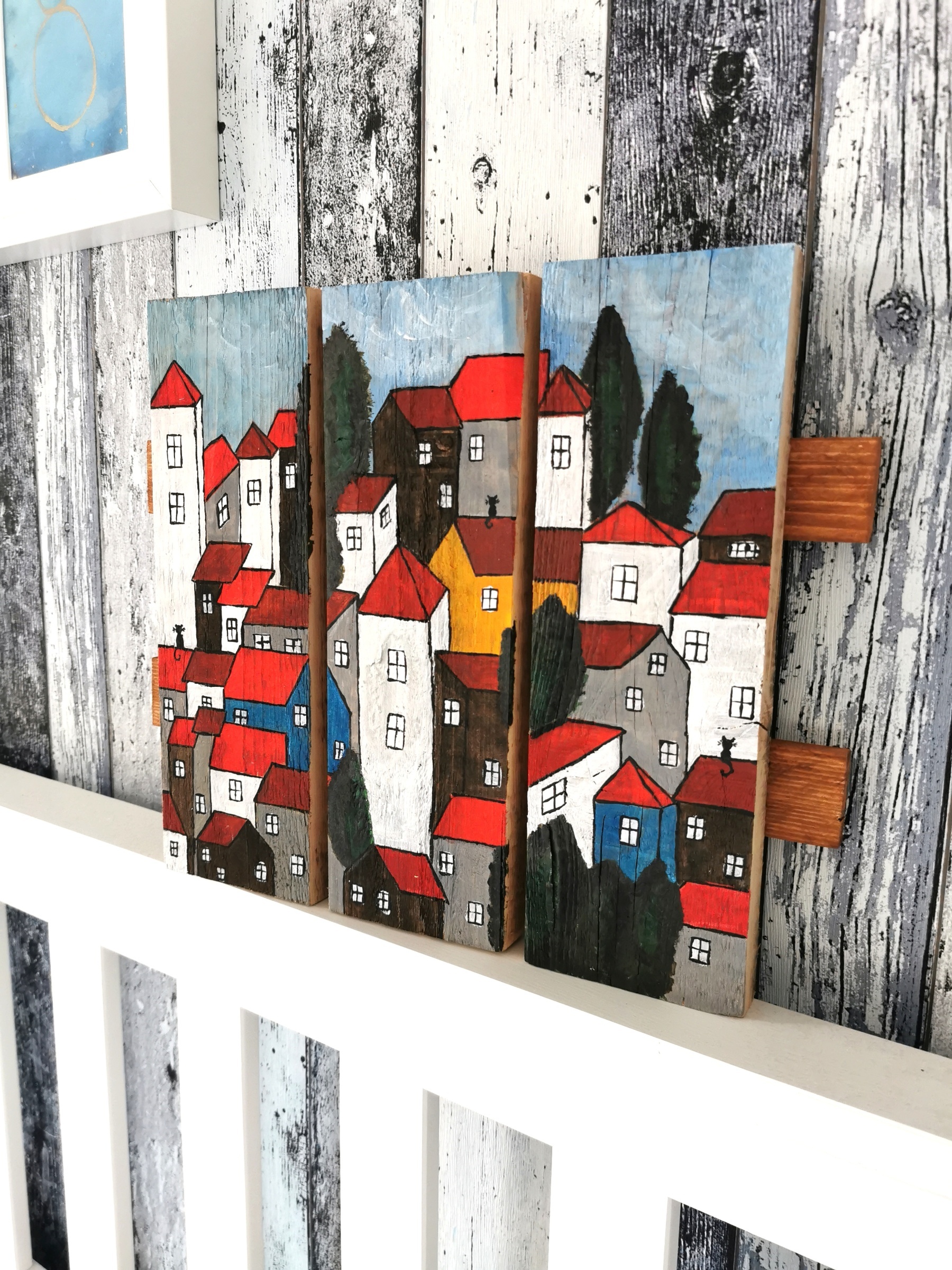 Třídílný dřevěný obraz s barevnými domečky