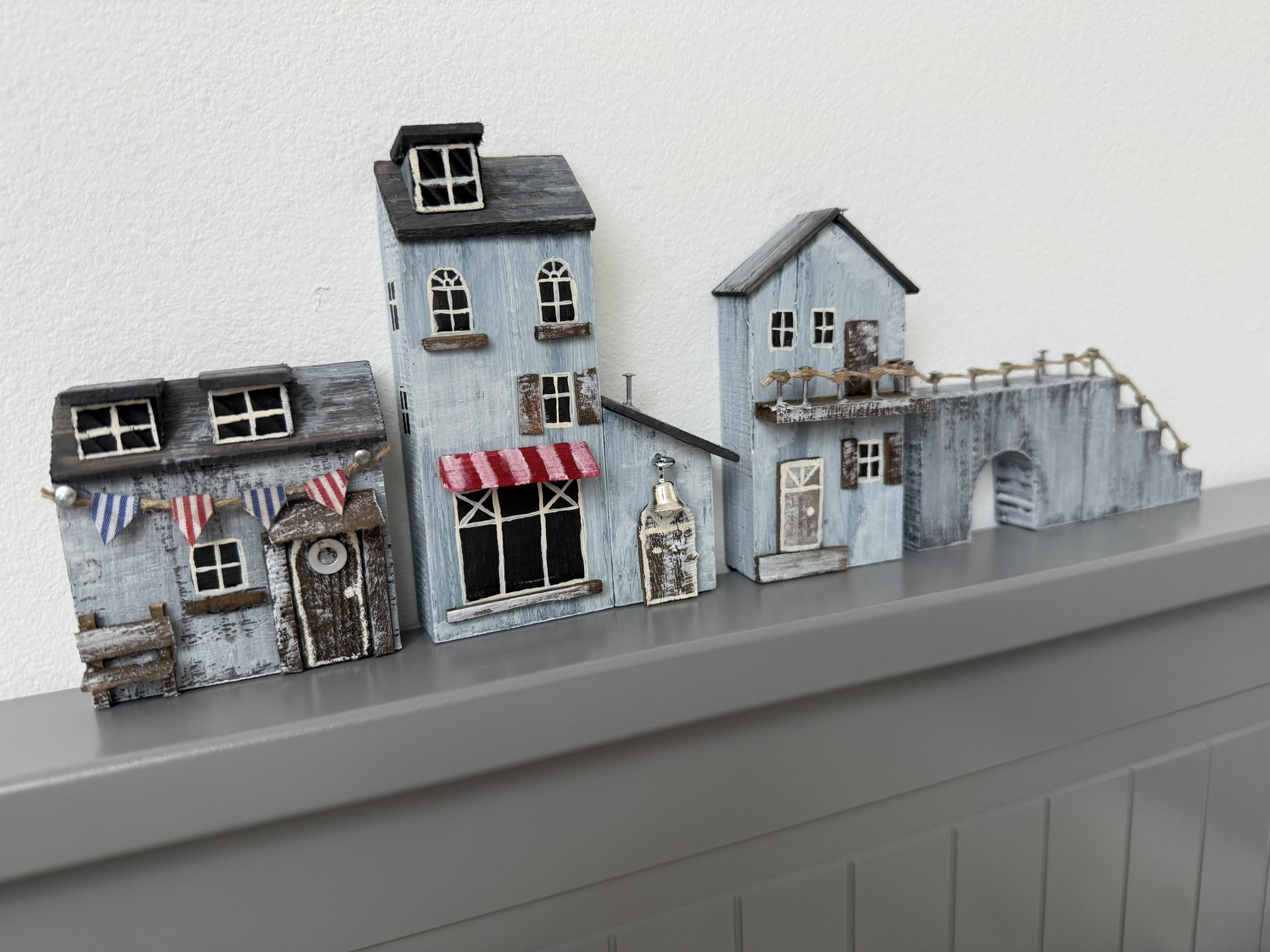 Dekorace na dveřní zárubeň – pokračování kouzelné uličky