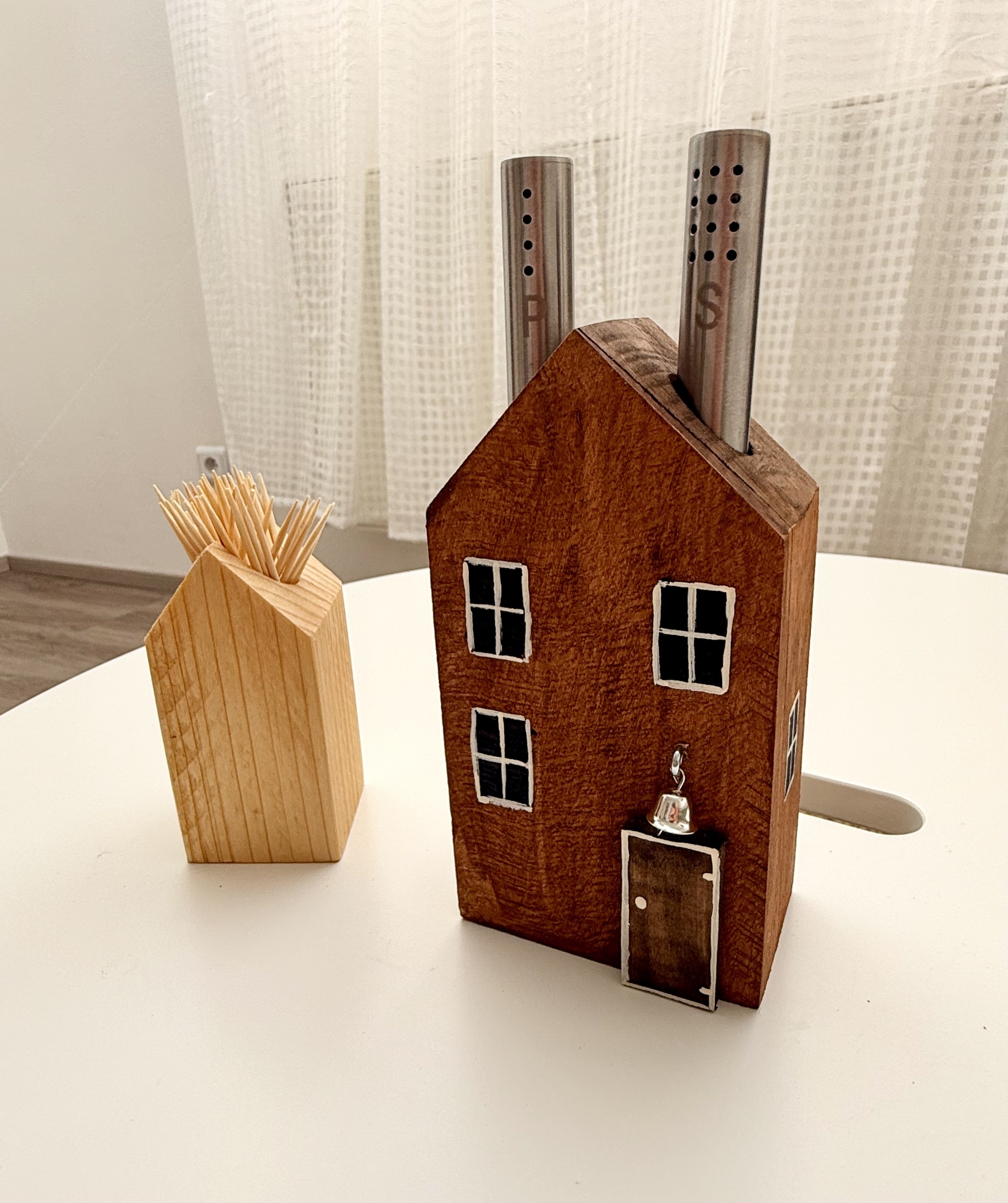 Hnědý domeček se solničkou a pepřenkou