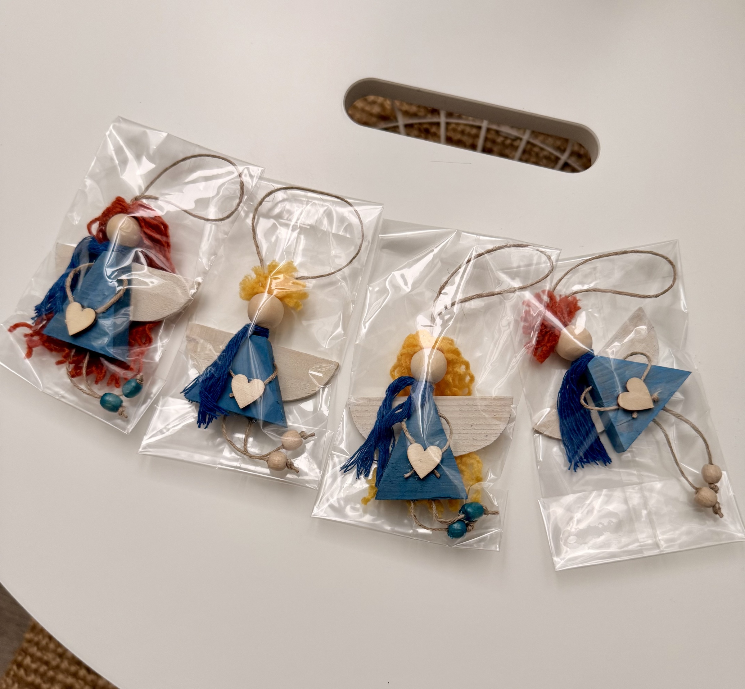 Dřevěný andílek na zavěšení