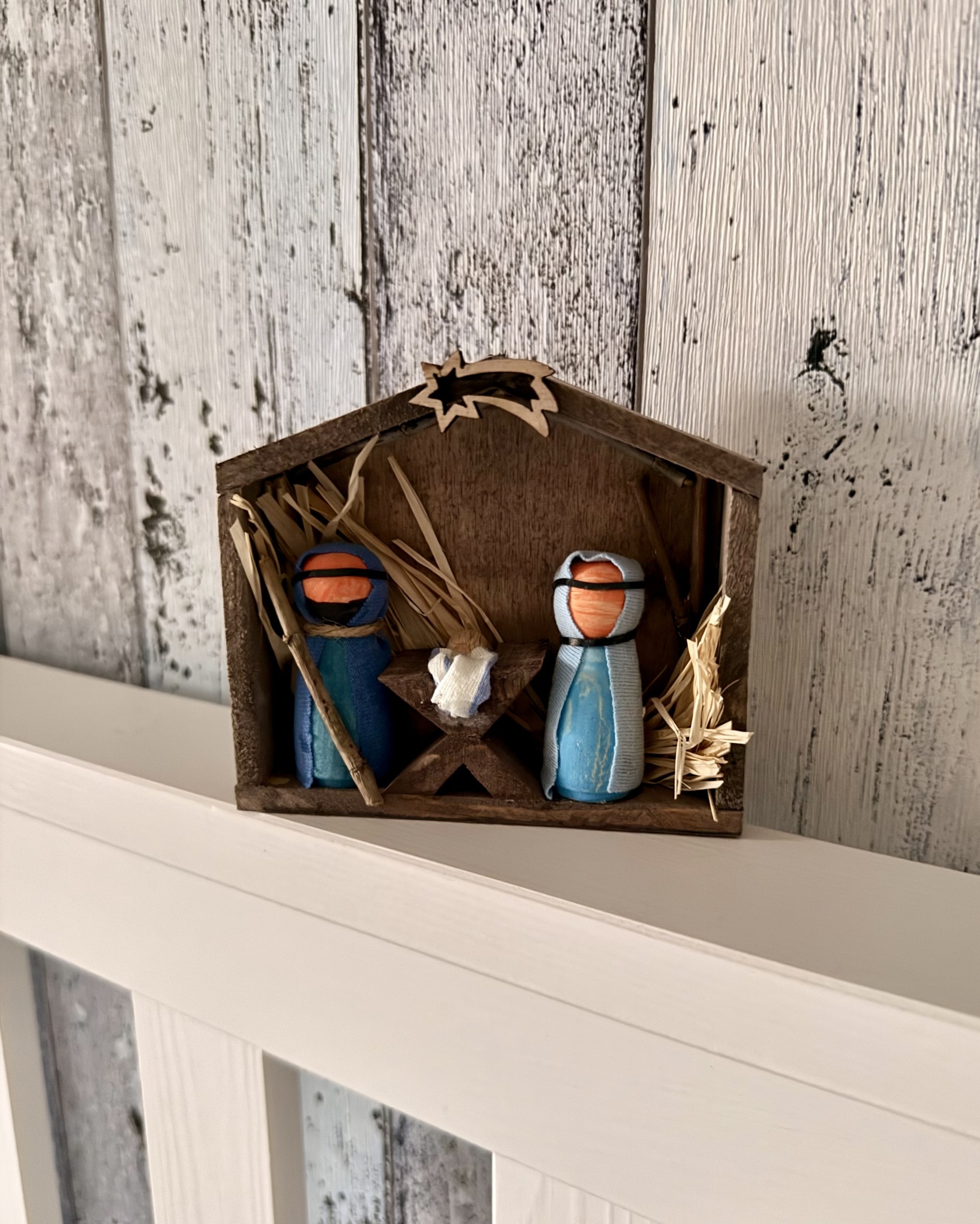 Dřevěný betlém – s Ježíškem a kometou