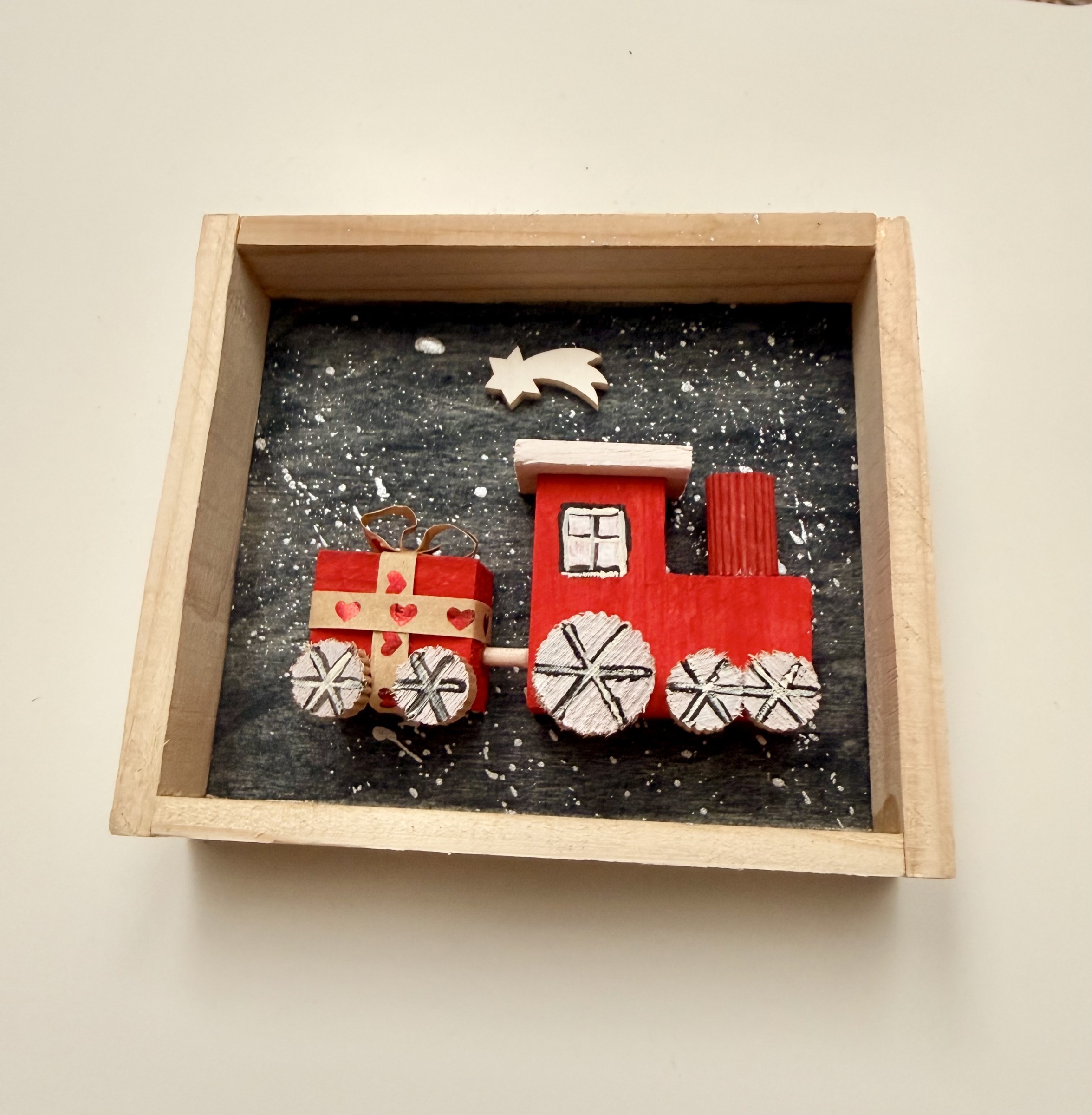 Dřevěný obrázek – vánoční vláček s dárkem