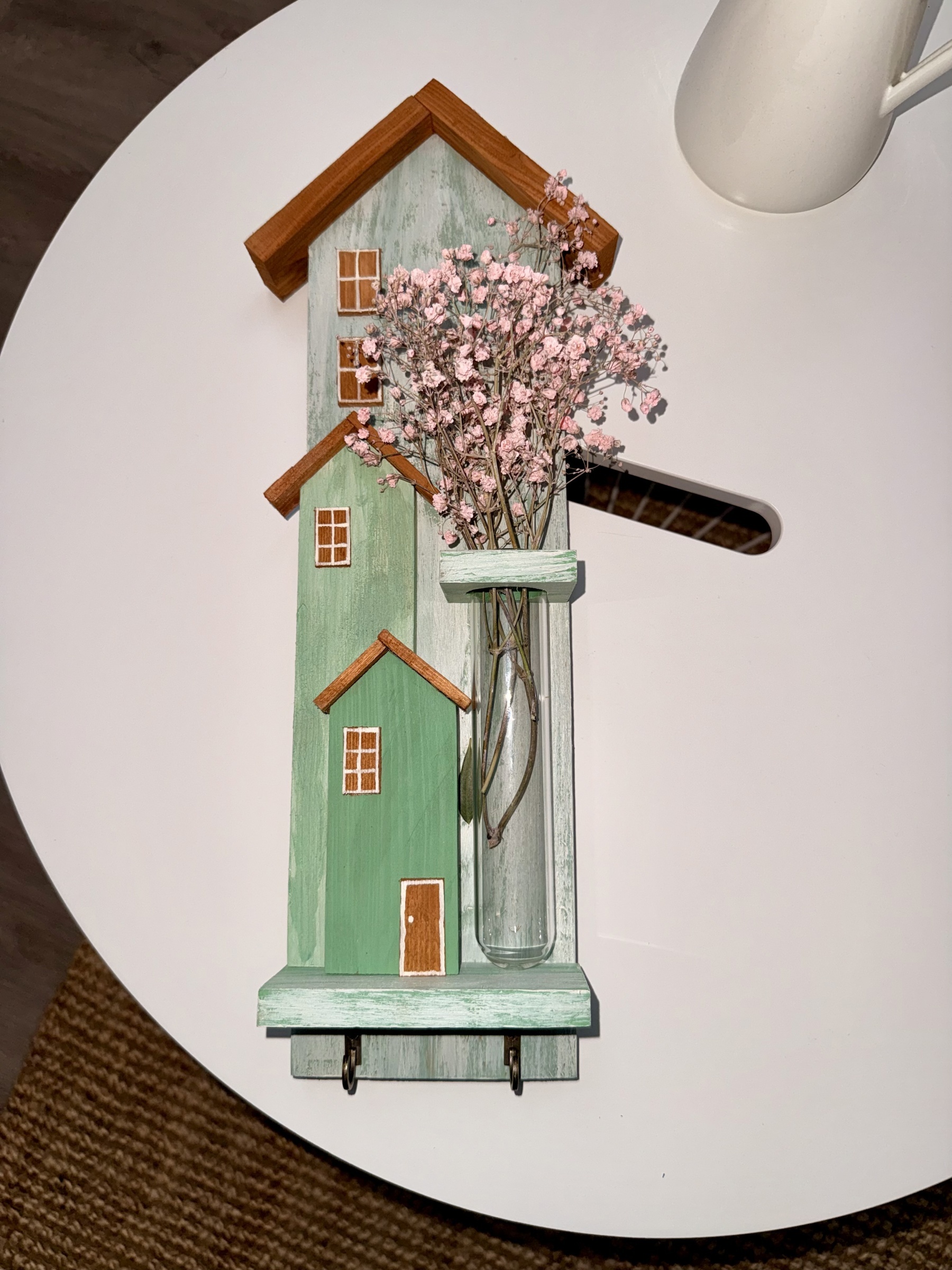 Závěsný domeček se skleněnou vázičkou a háčky