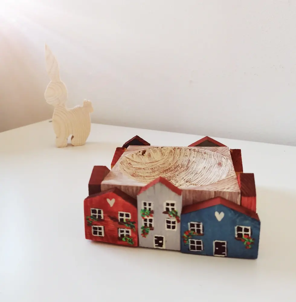 Dřevěná miska s domečky barevná