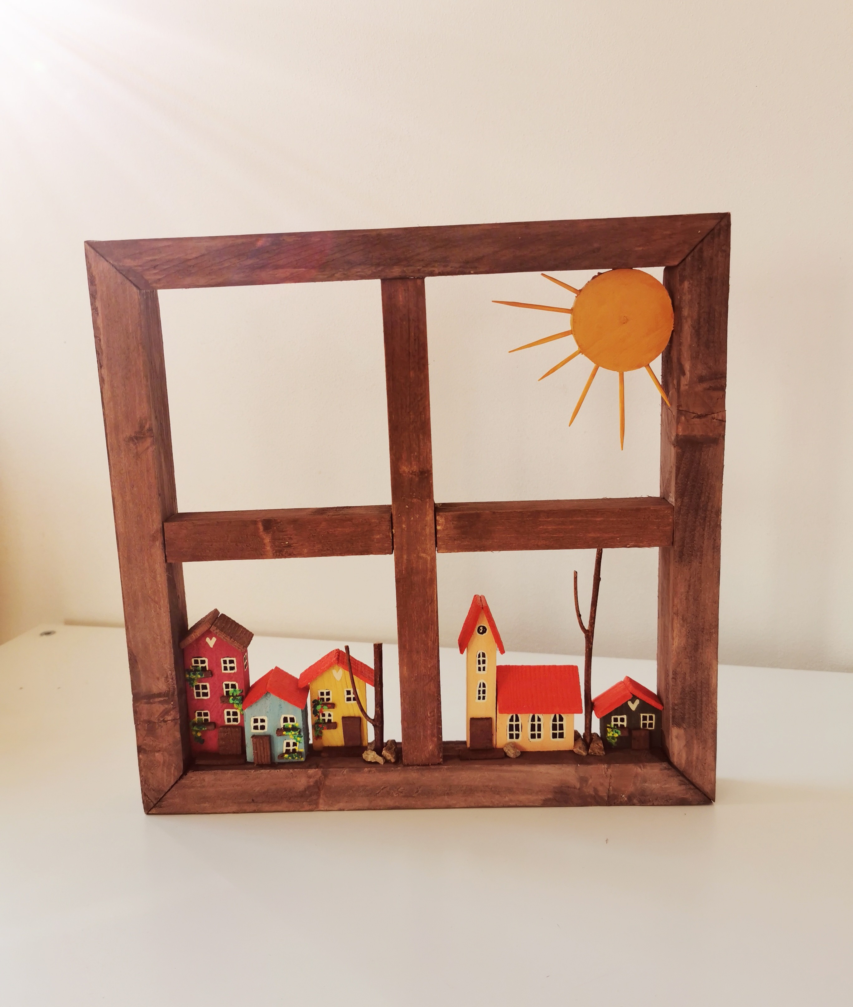 Dřevěný obrázek ve tvaru okna