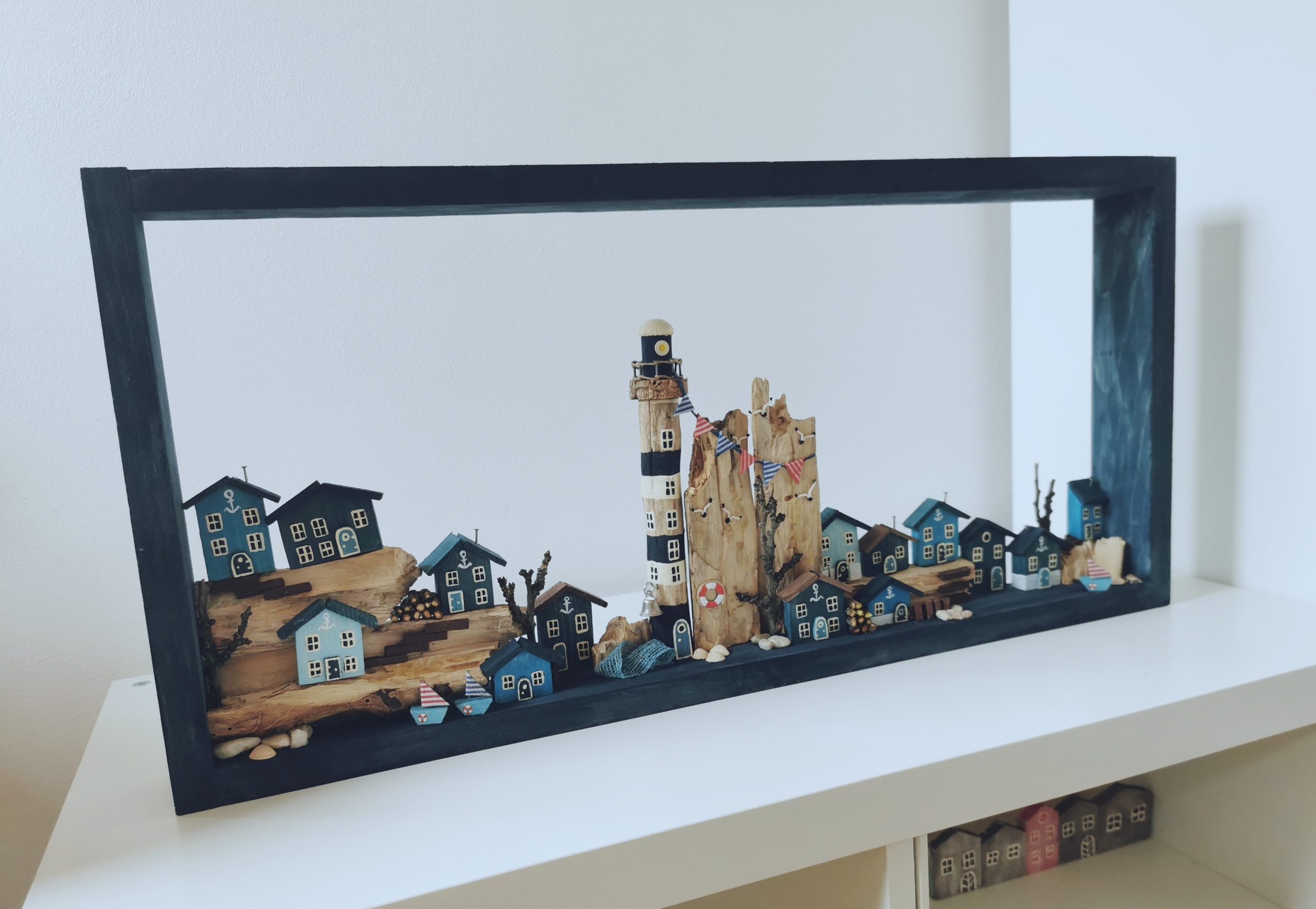 Dřevěný obraz s domečky a majákem