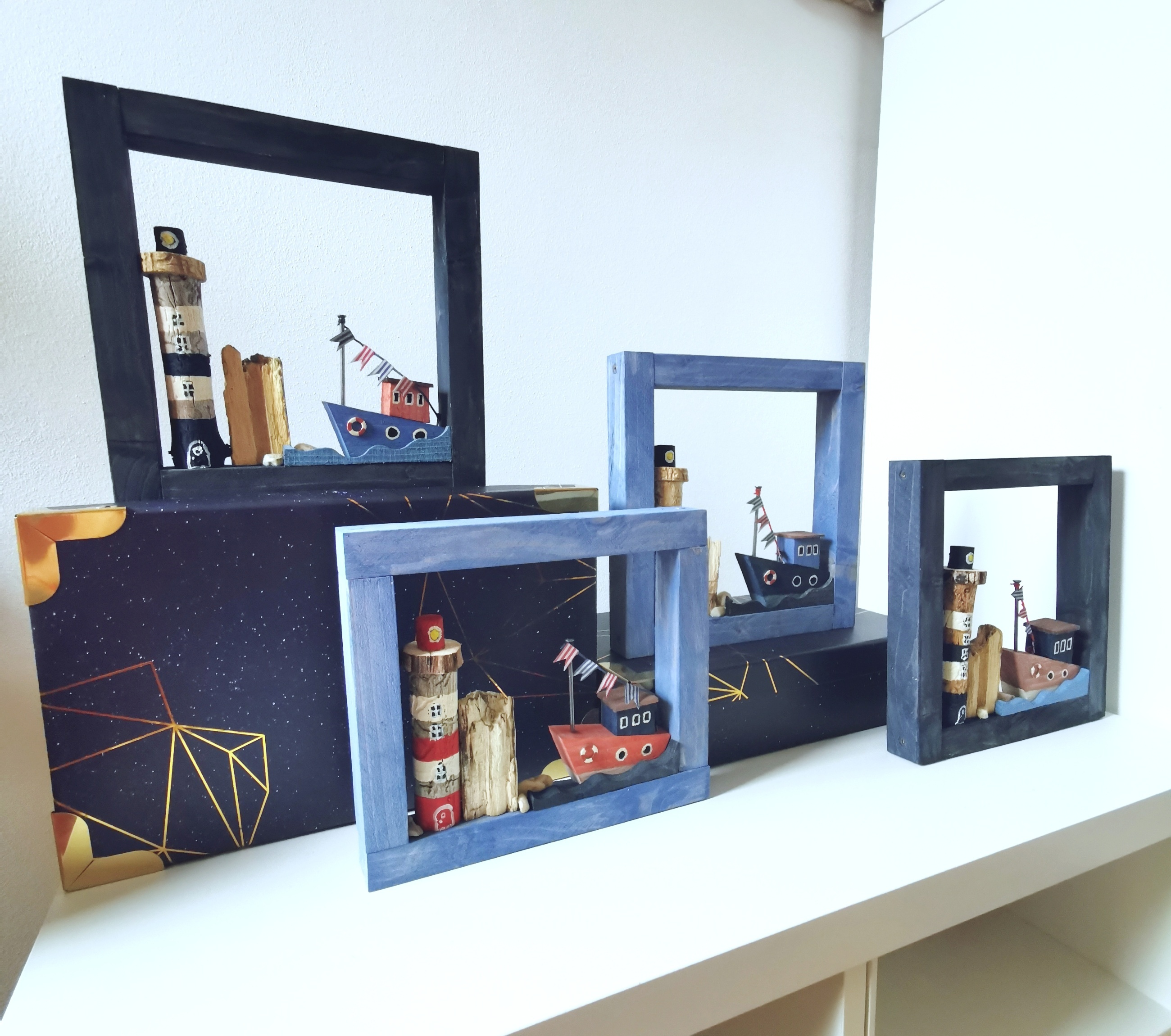 Dřevěný obrázek s majákem a lodí