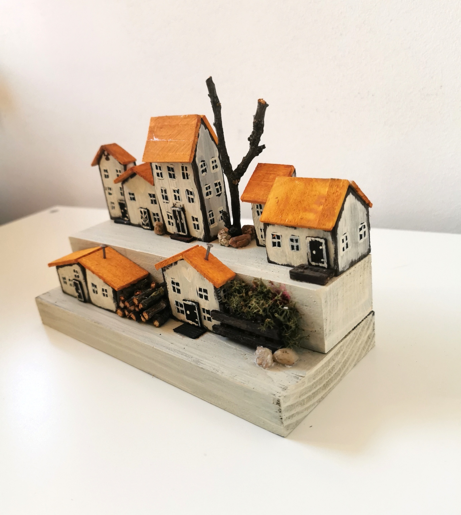 Dřevěná dekorace s malými domečky