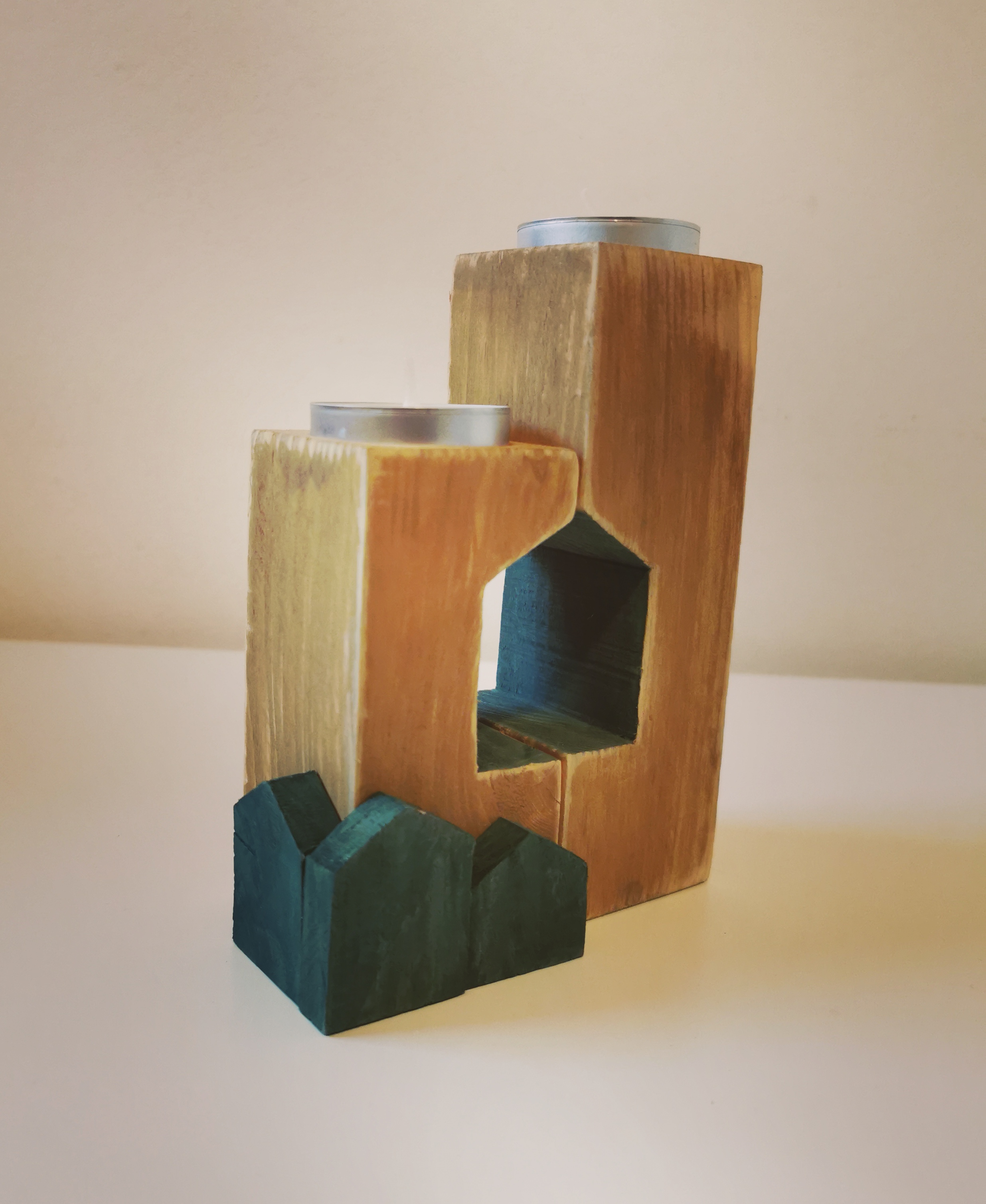 Dřevěný svícen s domečky pro 2 čajové svíčky