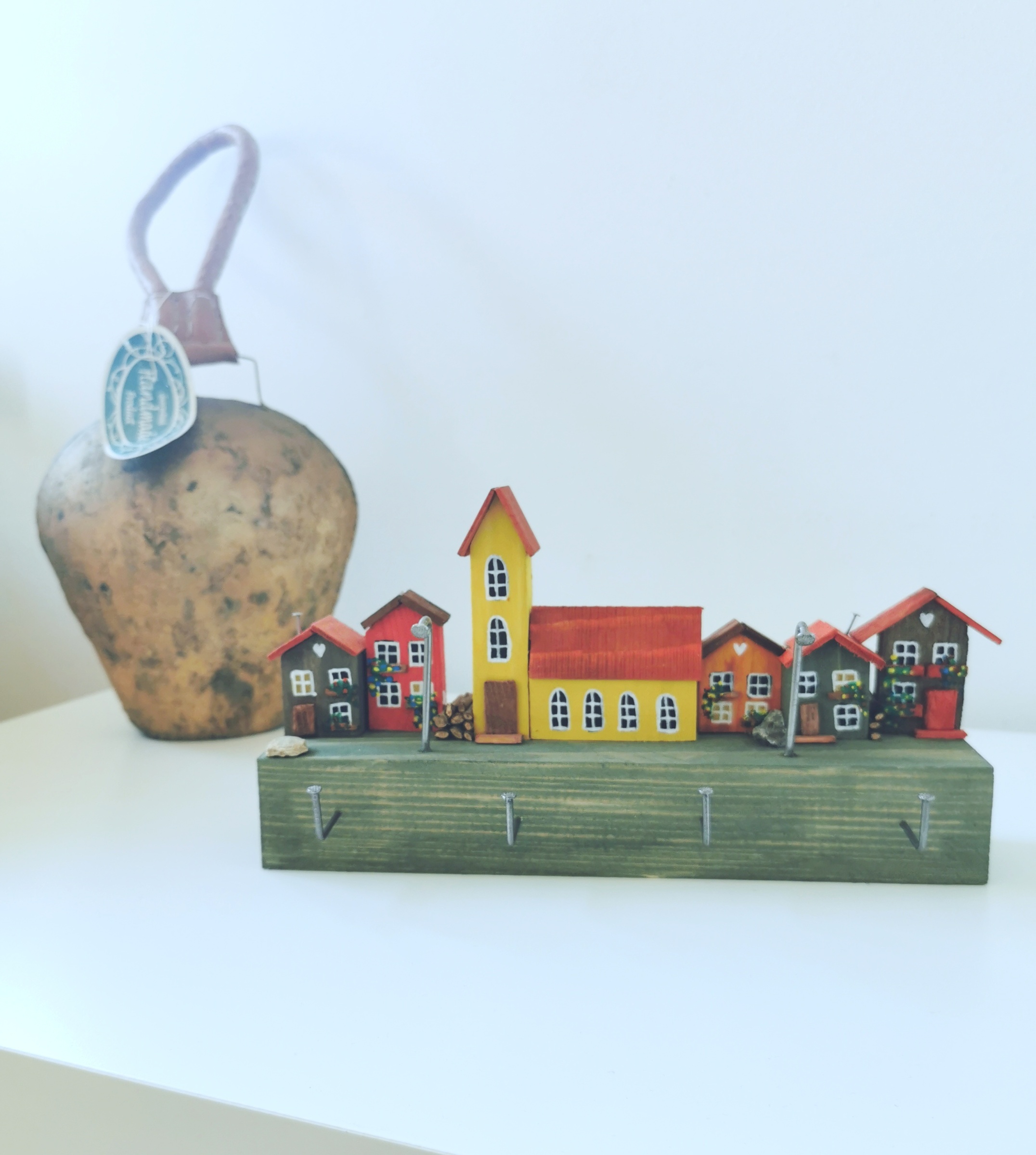 Věšák na klíče s domečky