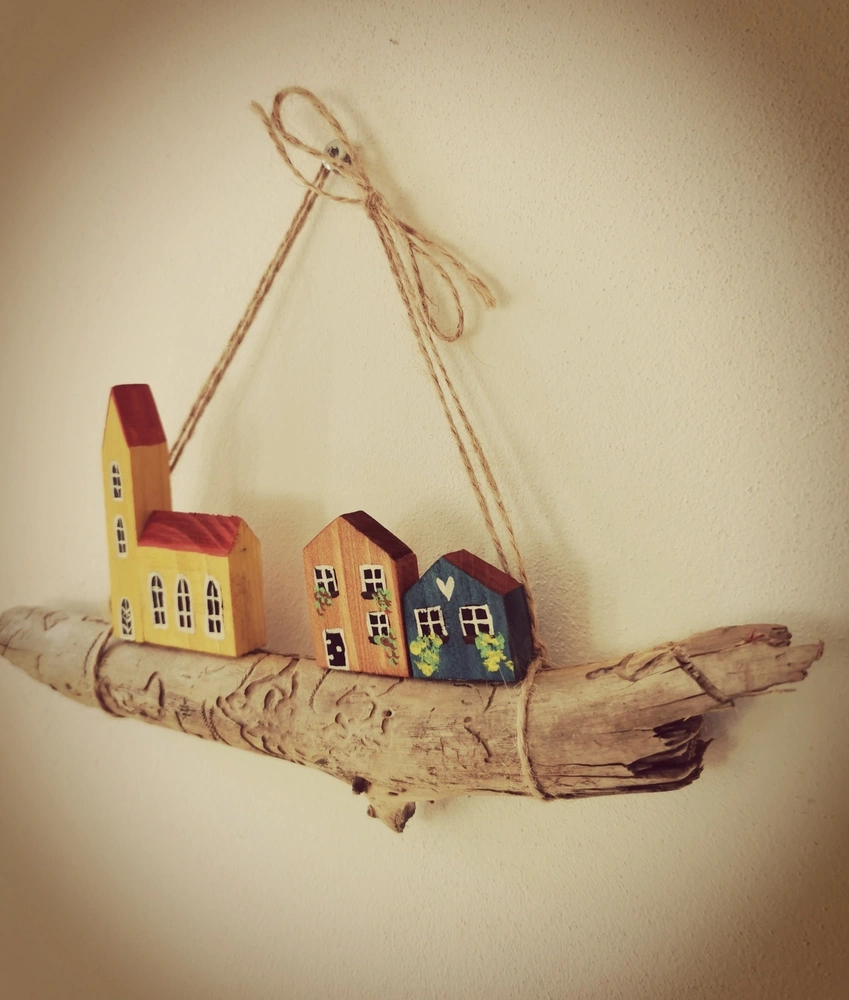 Závěsná dekorace z dubové větvičky s domečky - barevná