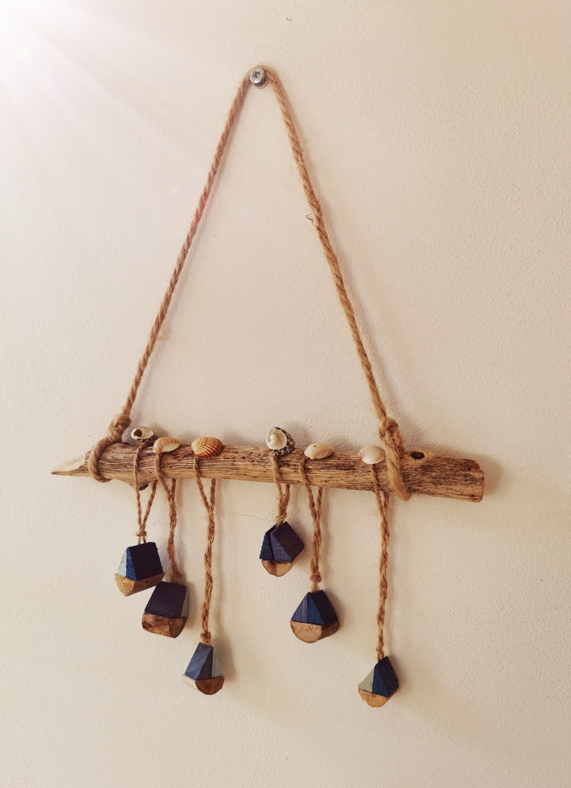 Závěsná dekorace z dubové větvičky s lodičkami