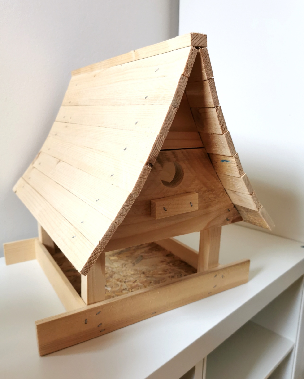 Krmítko pro ptáky v podobě chaloupky