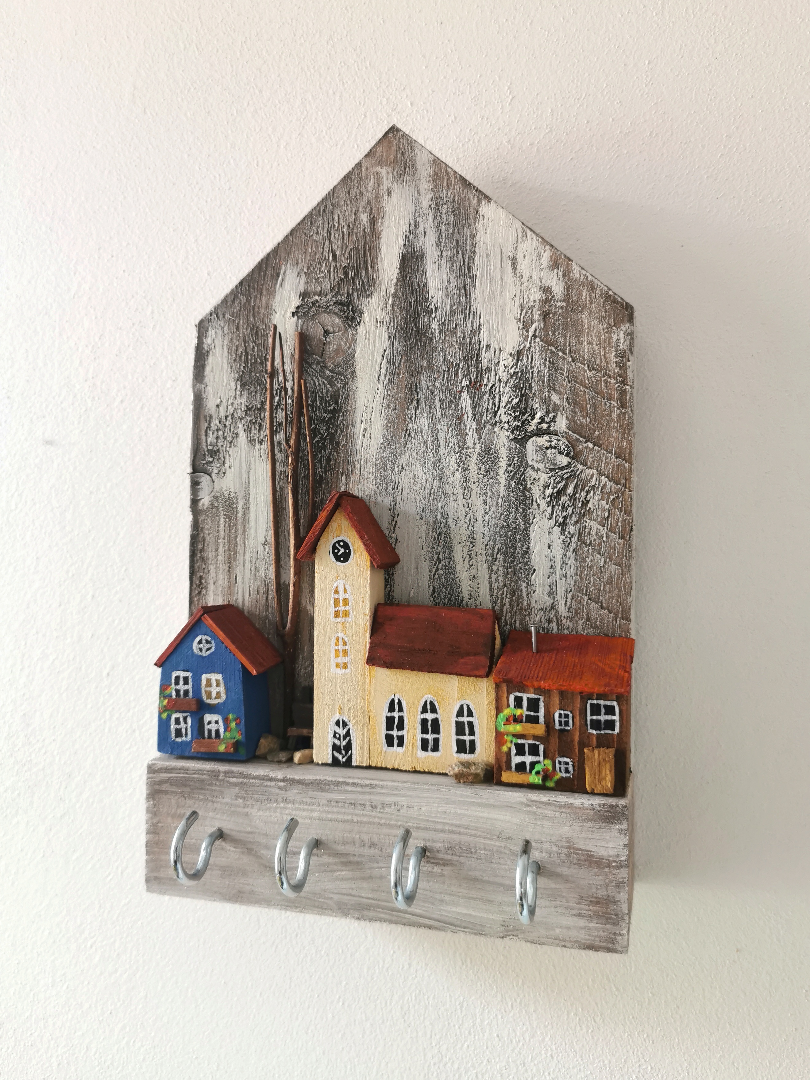 Dřevěný věšák na klíče