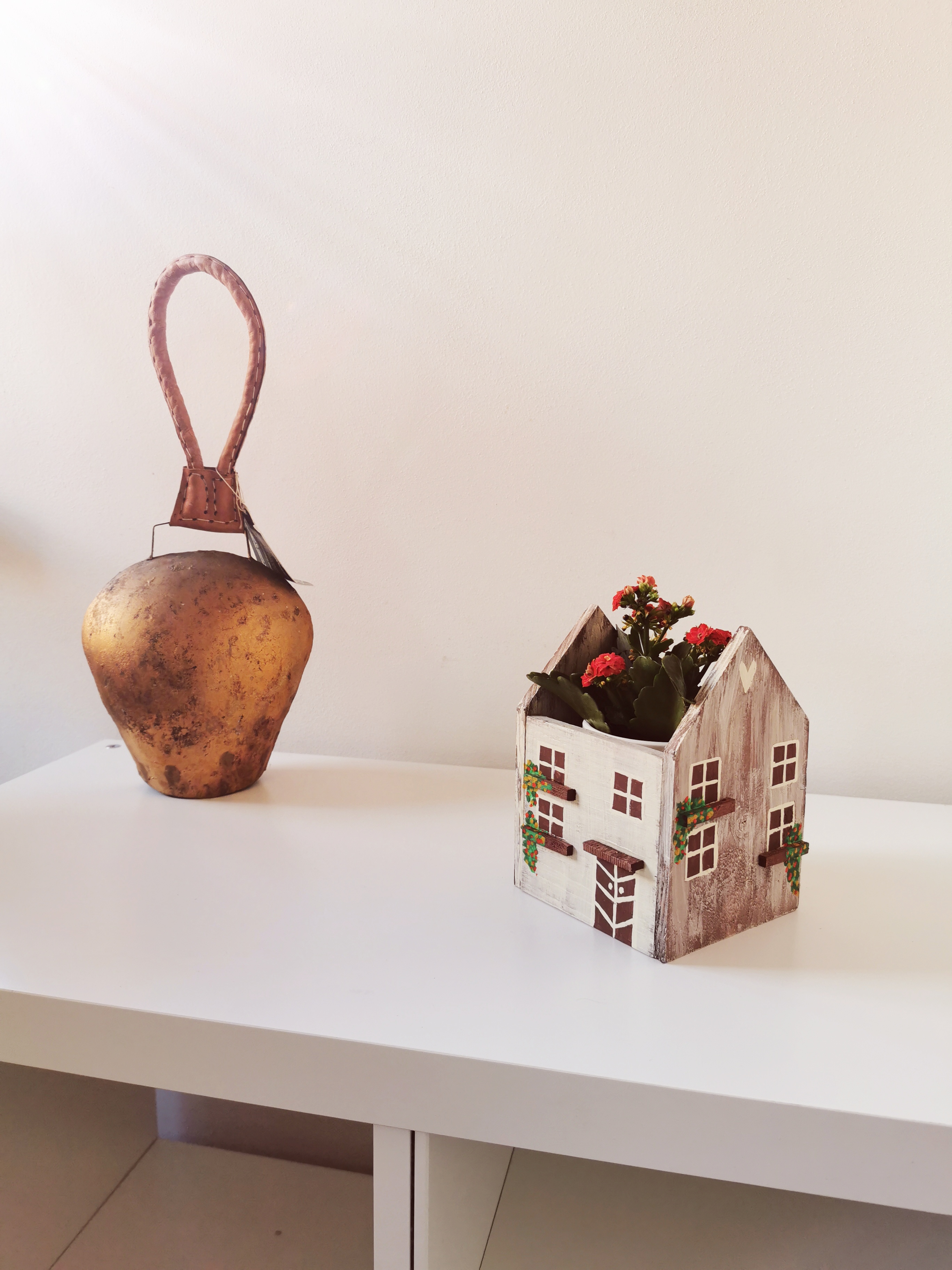 Dřevěný obal na květináč ve tvaru domku