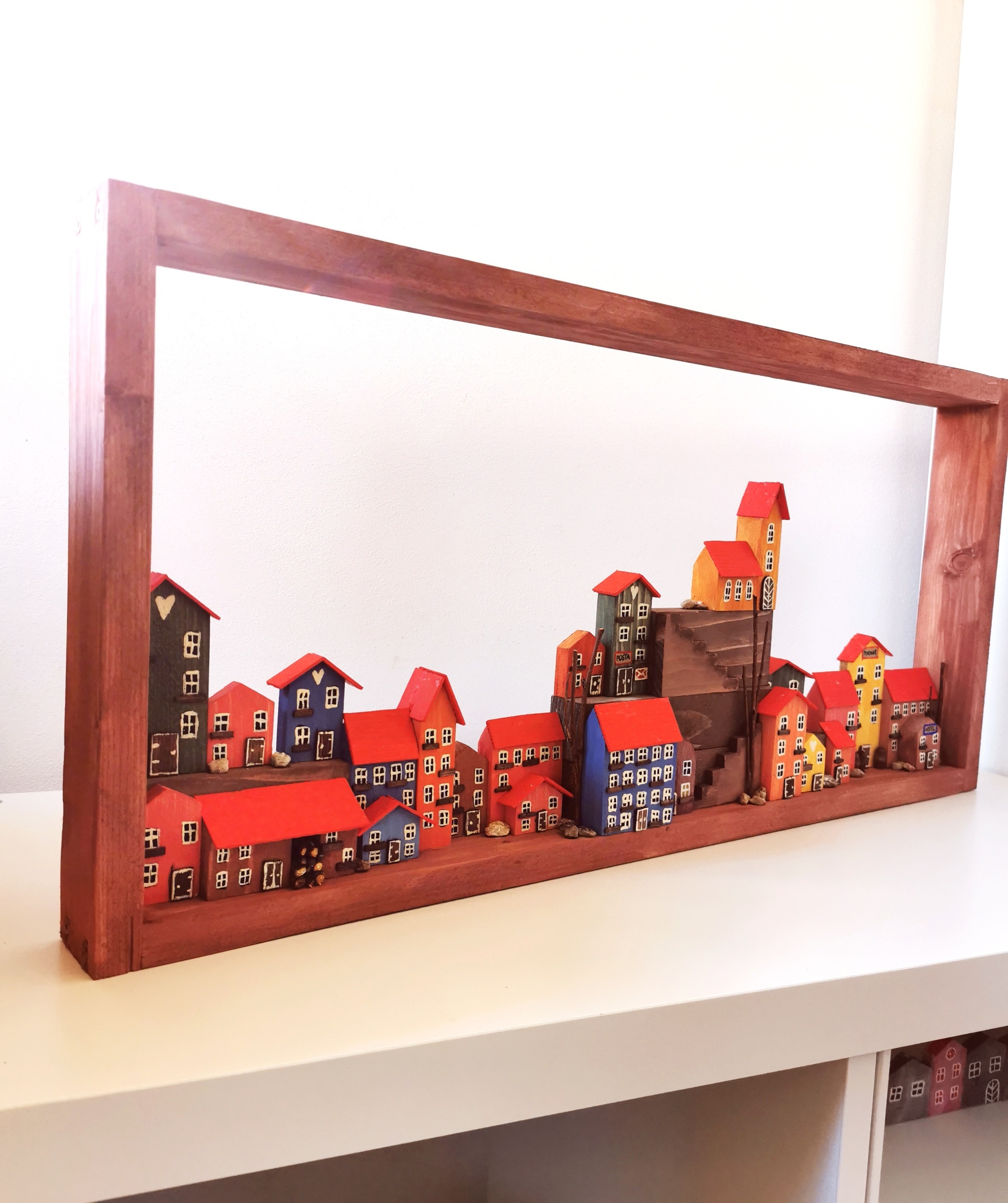 Dřevěný obraz s barevnými domečky