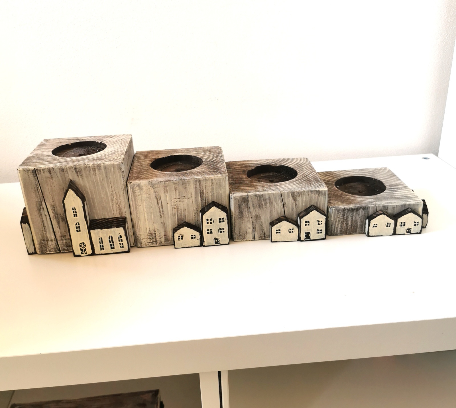 Dřevěný rustikální čtyřdílný svícen s dekoracemi s domečků - MAXI (včetně svíček)