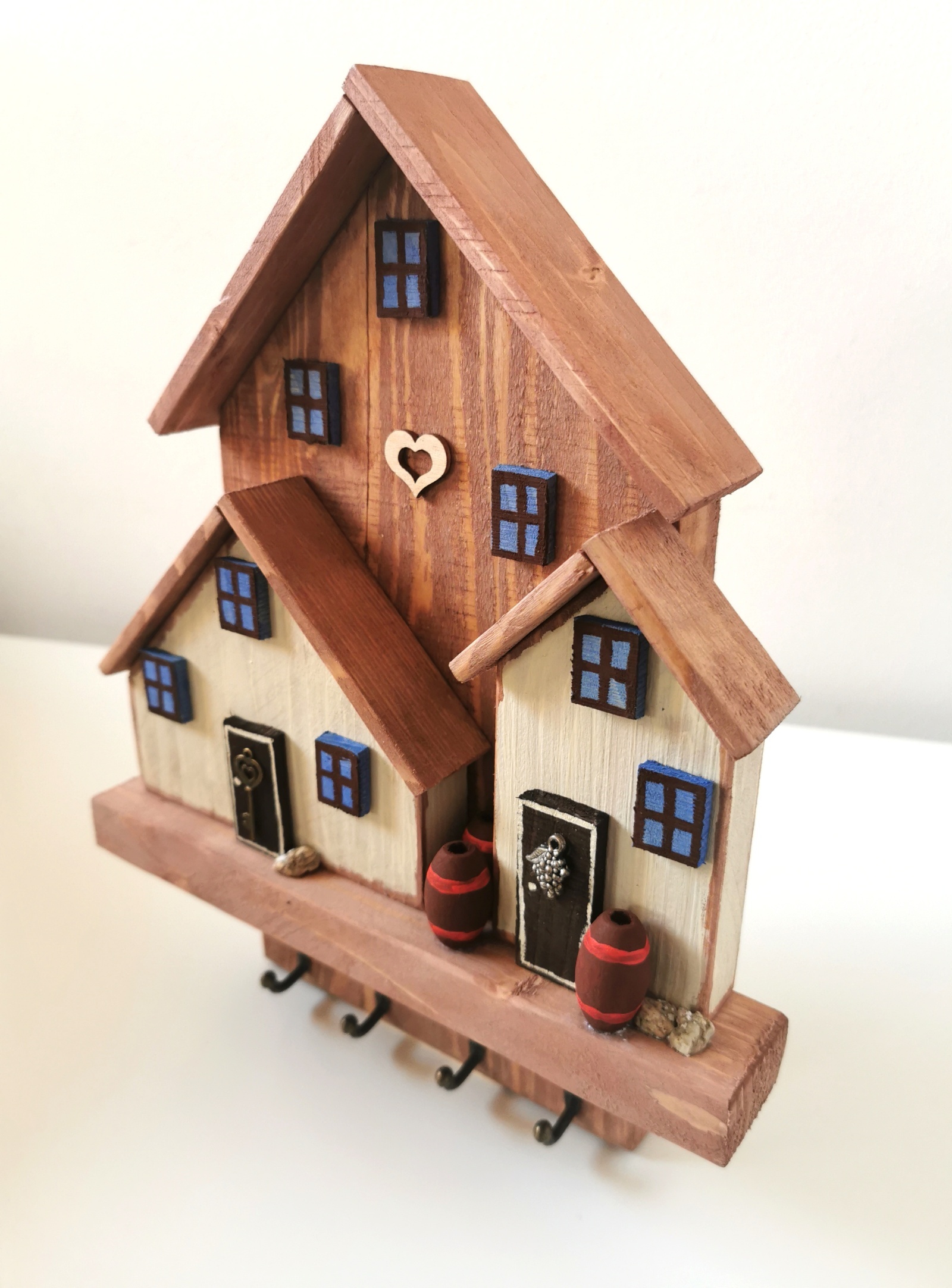 Dřevěný věšák na klíče ve tvaru horské chaty