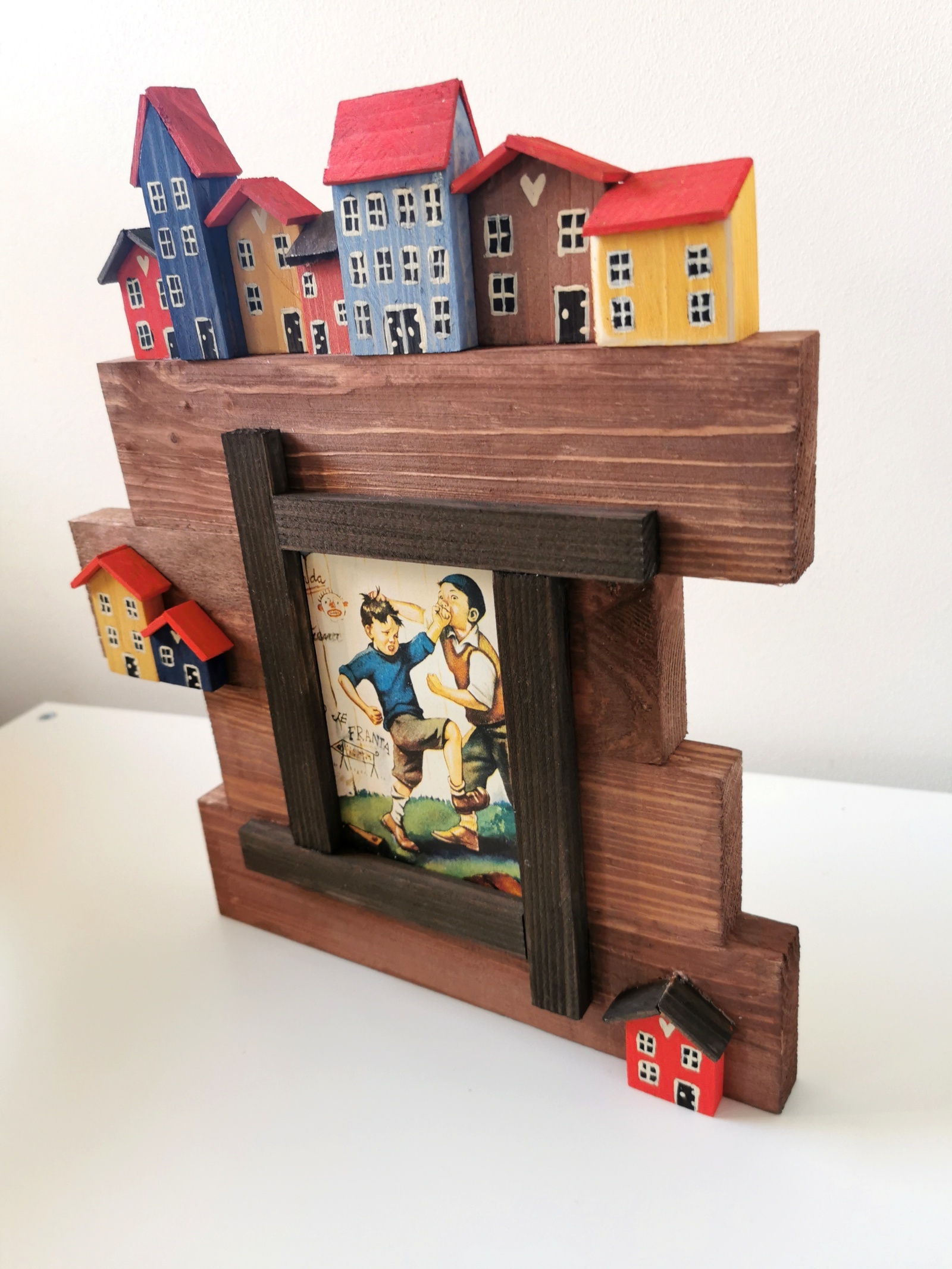 Dřevěný rámeček na fotografii s domečky