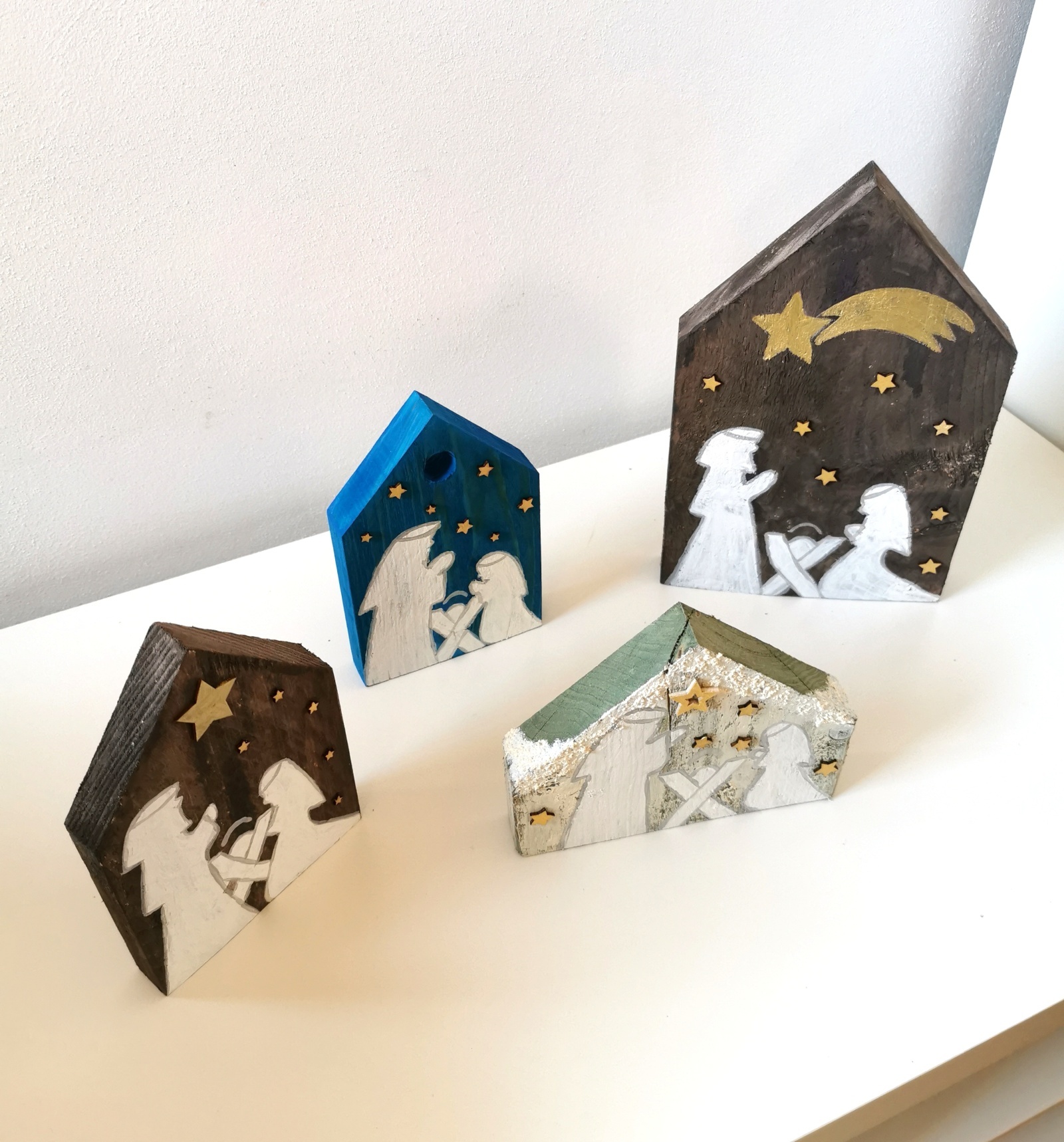 Dřevěné jesličky se Svatou rodinou