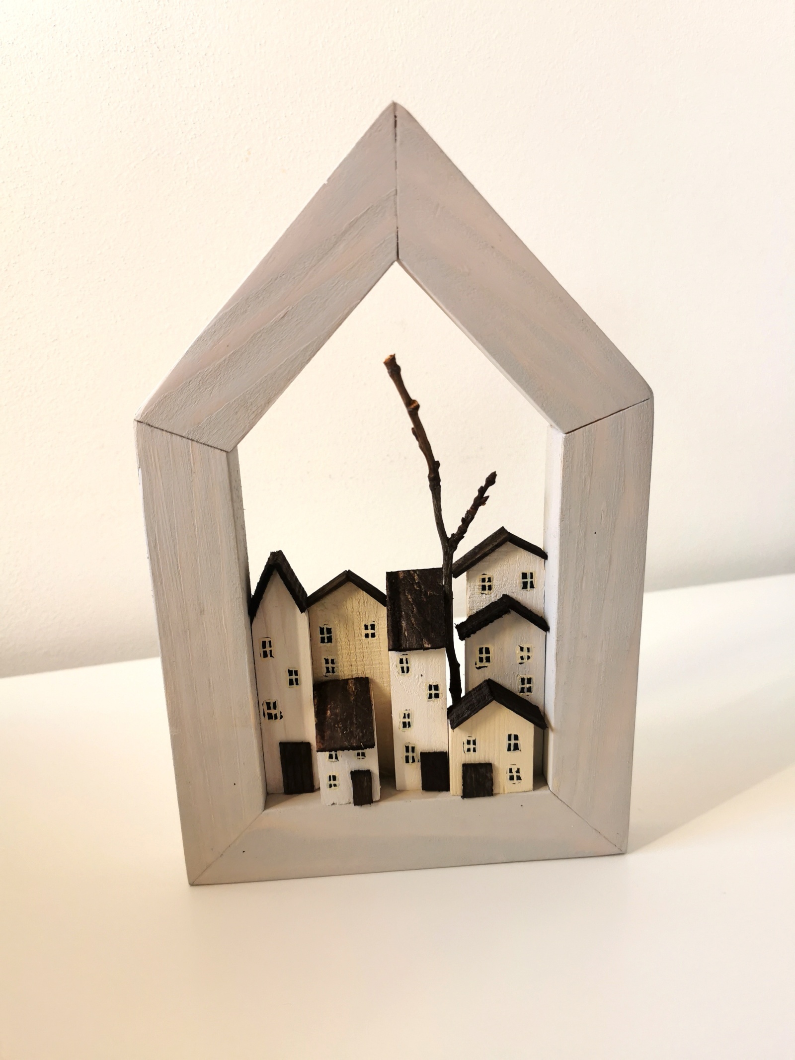 Dřevěný bílý obrázek ve tvaru domku