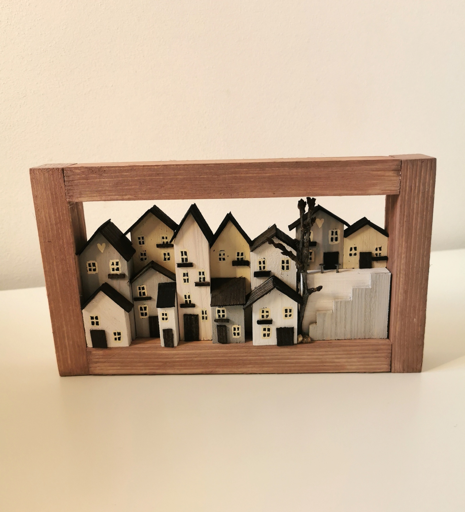 Dřevěný obrázek s bílými domečky