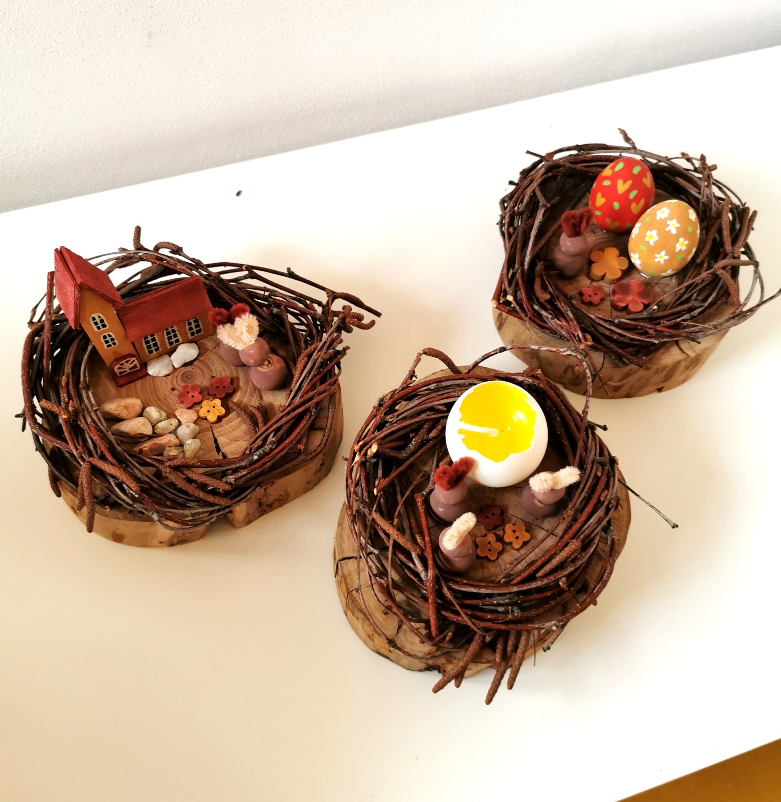 Velikonoční dekorace na slivoňovém dřevě