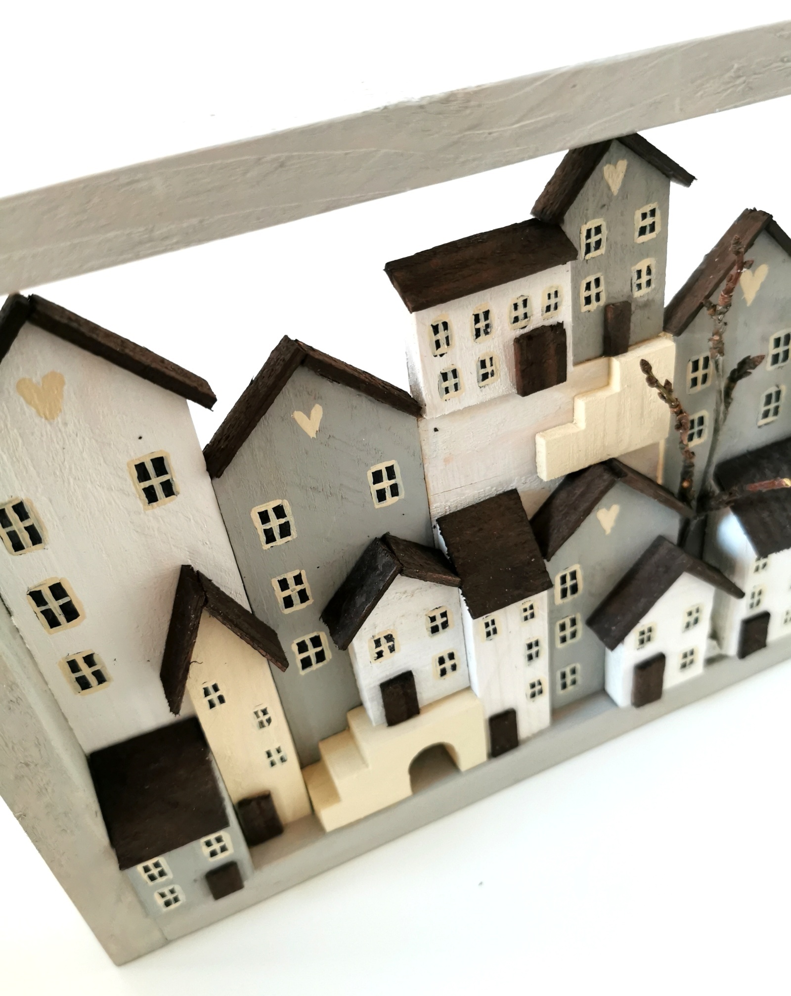 Dřevěný šedobílý obrázek plný domečků