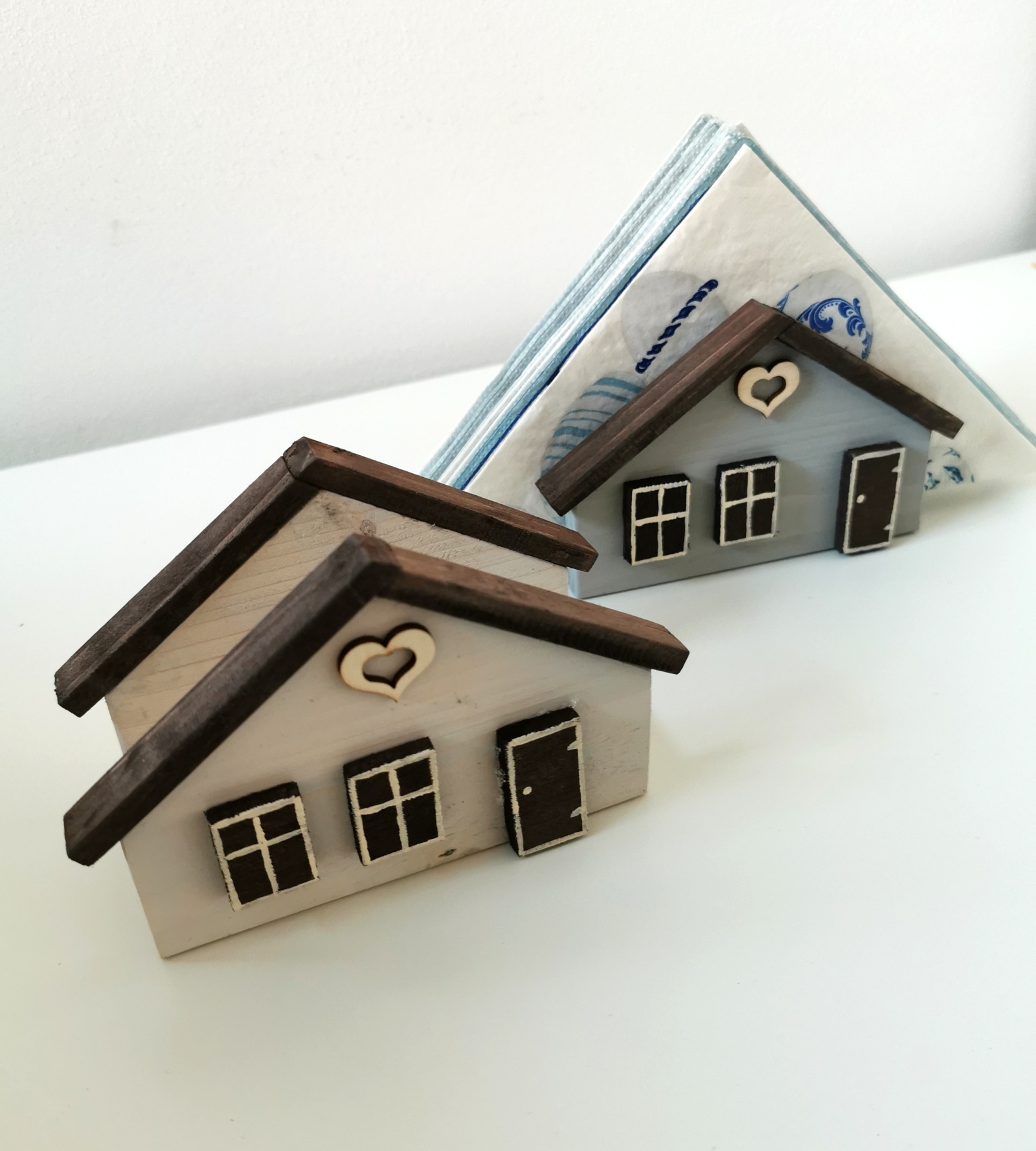 Dřevěný držák na ubrousky domek šedý