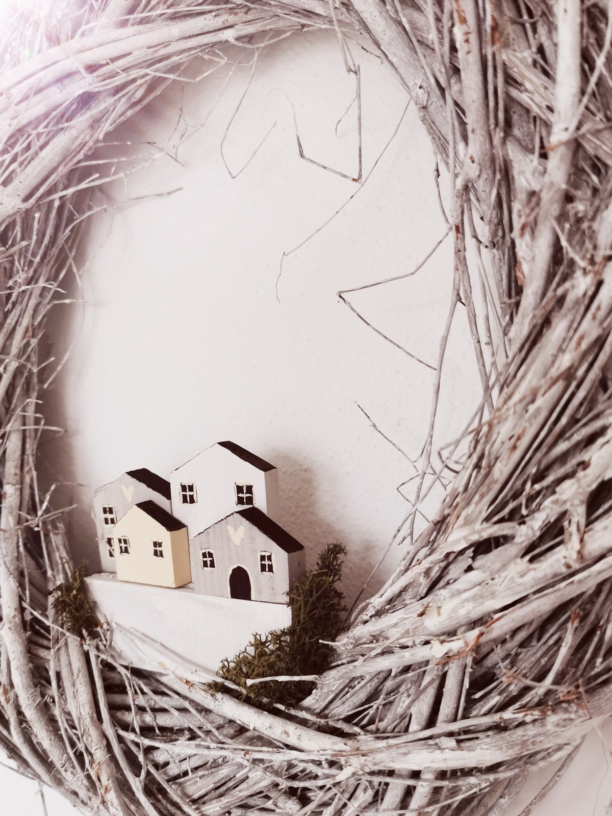 Bílý proutěný věnec s domečky