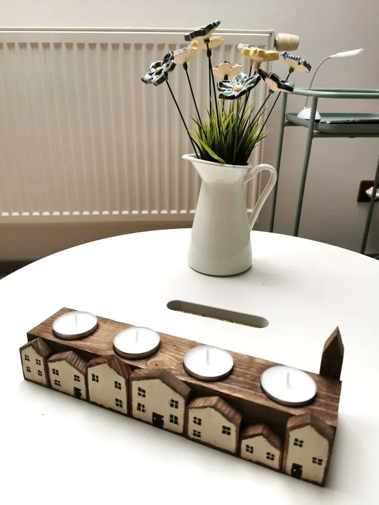 Dřevěný rustikální svícen s domečky na čtyři čajové svíčky