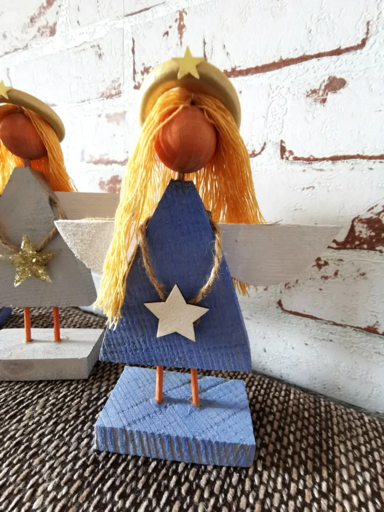 Dřevěná dekorace - Andělská plnoštíhlá postavička 