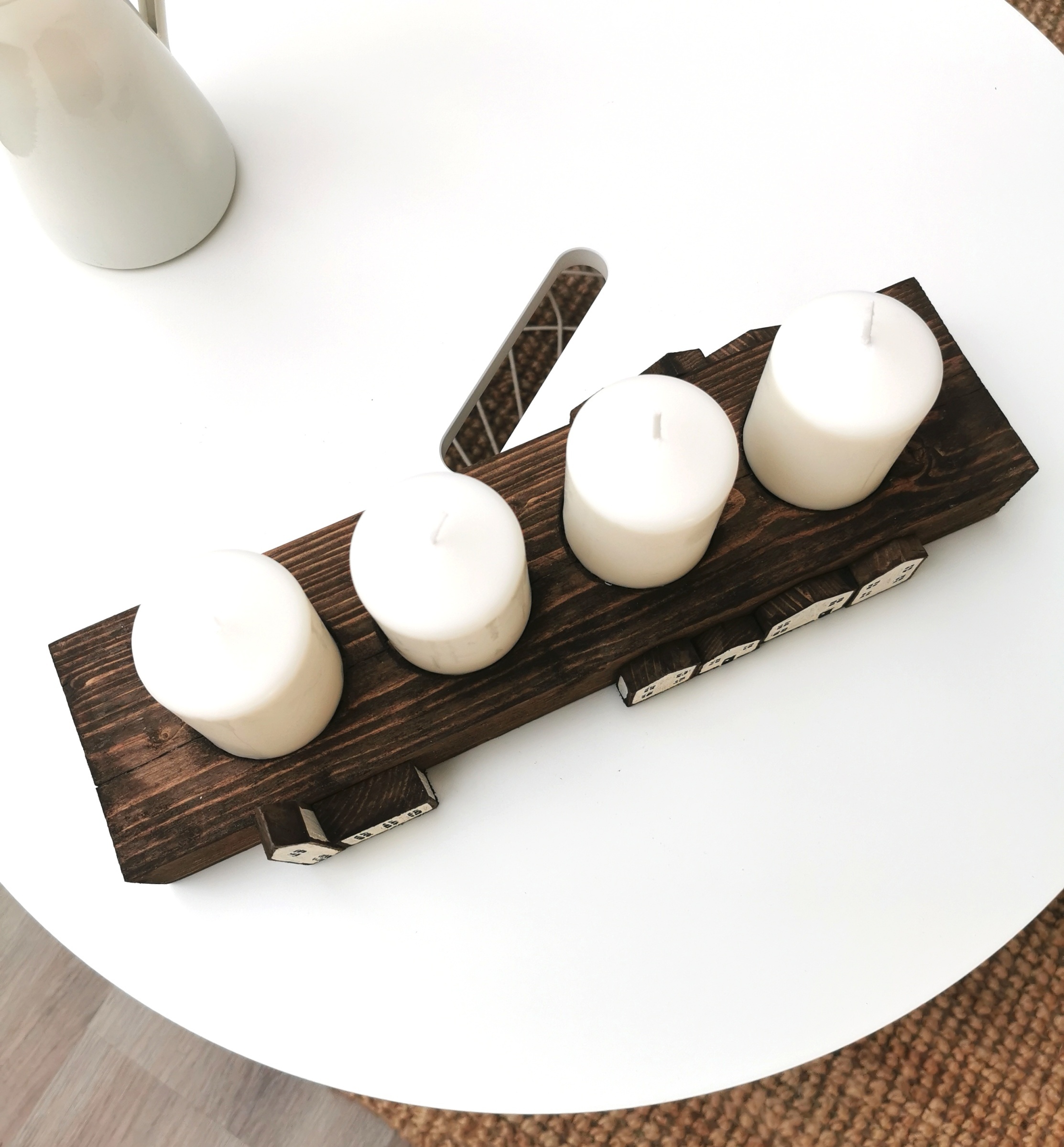 Velký dřevěný svícen s romantickými domečky