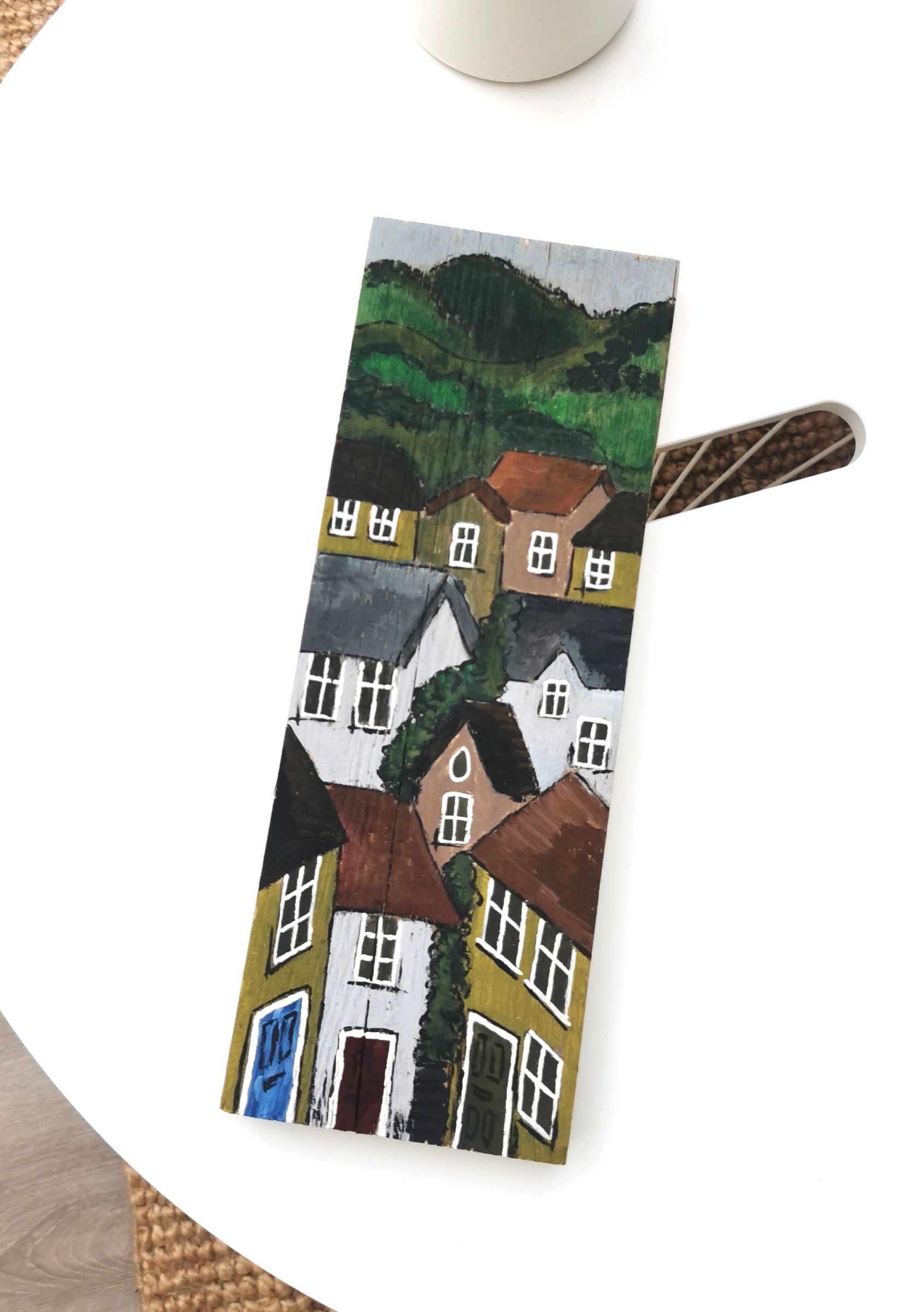 Malovaný dřevěný obraz s malebnou vesničkou