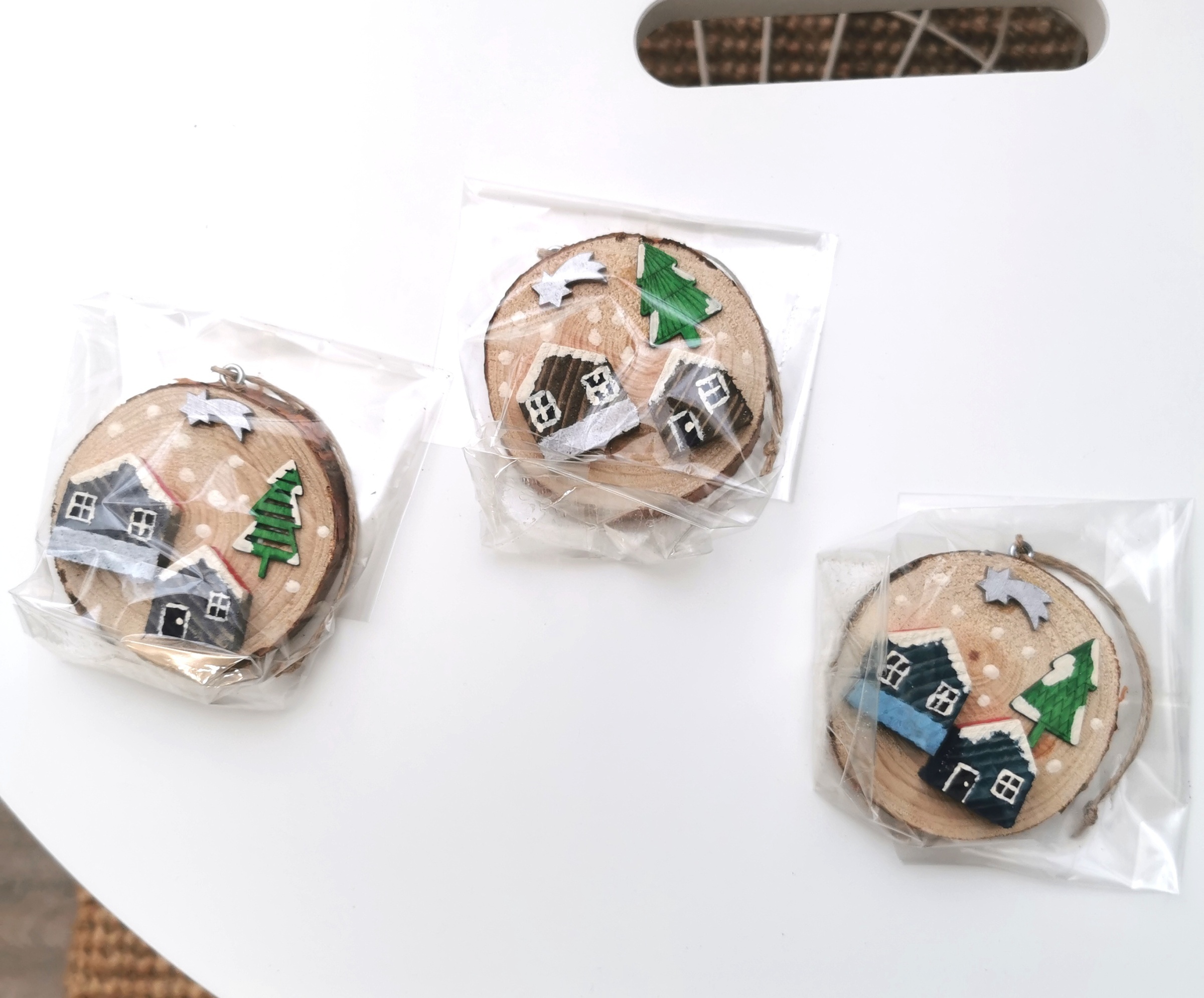 Dřevěná závěsná dekorace s romantickou zimní scenérií - ŠEDÁ