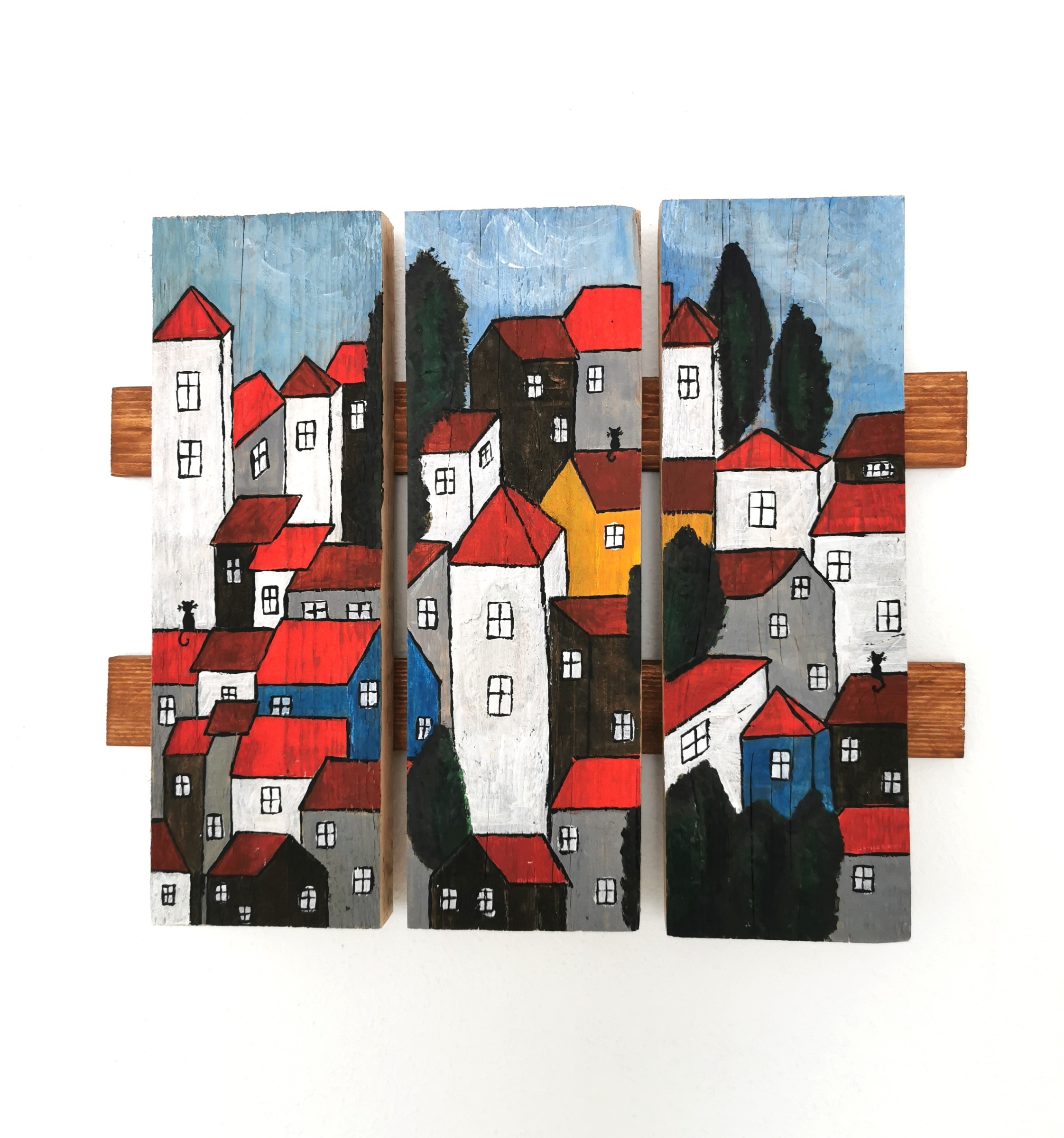 Třídílný dřevěný obraz s barevnými domečky