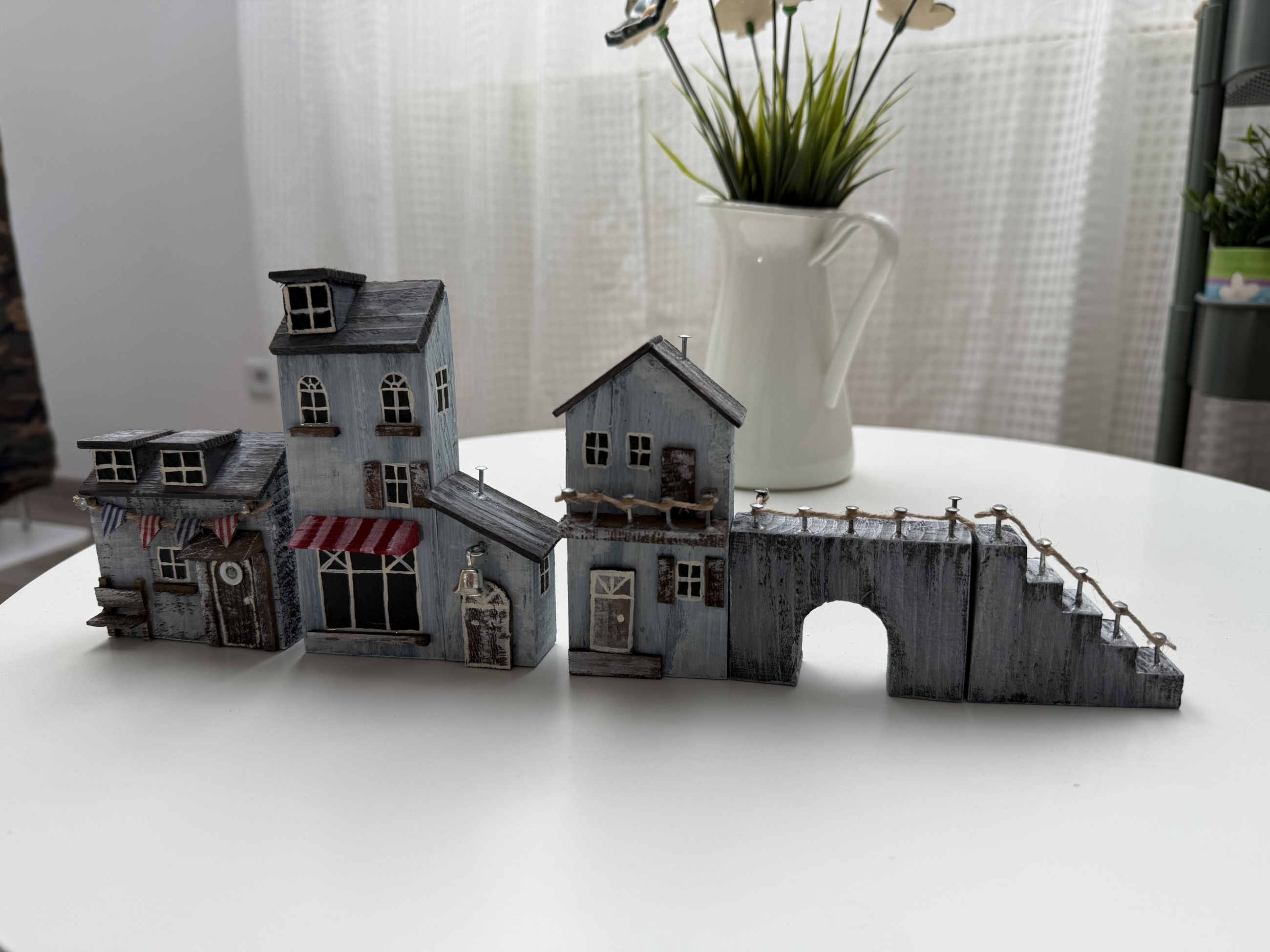 Dekorace na dveřní zárubeň – pokračování kouzelné uličky