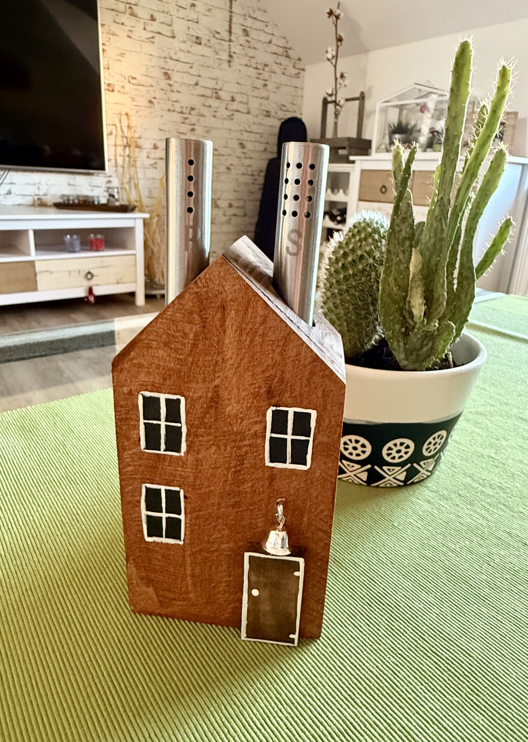 Hnědý domeček se solničkou a pepřenkou