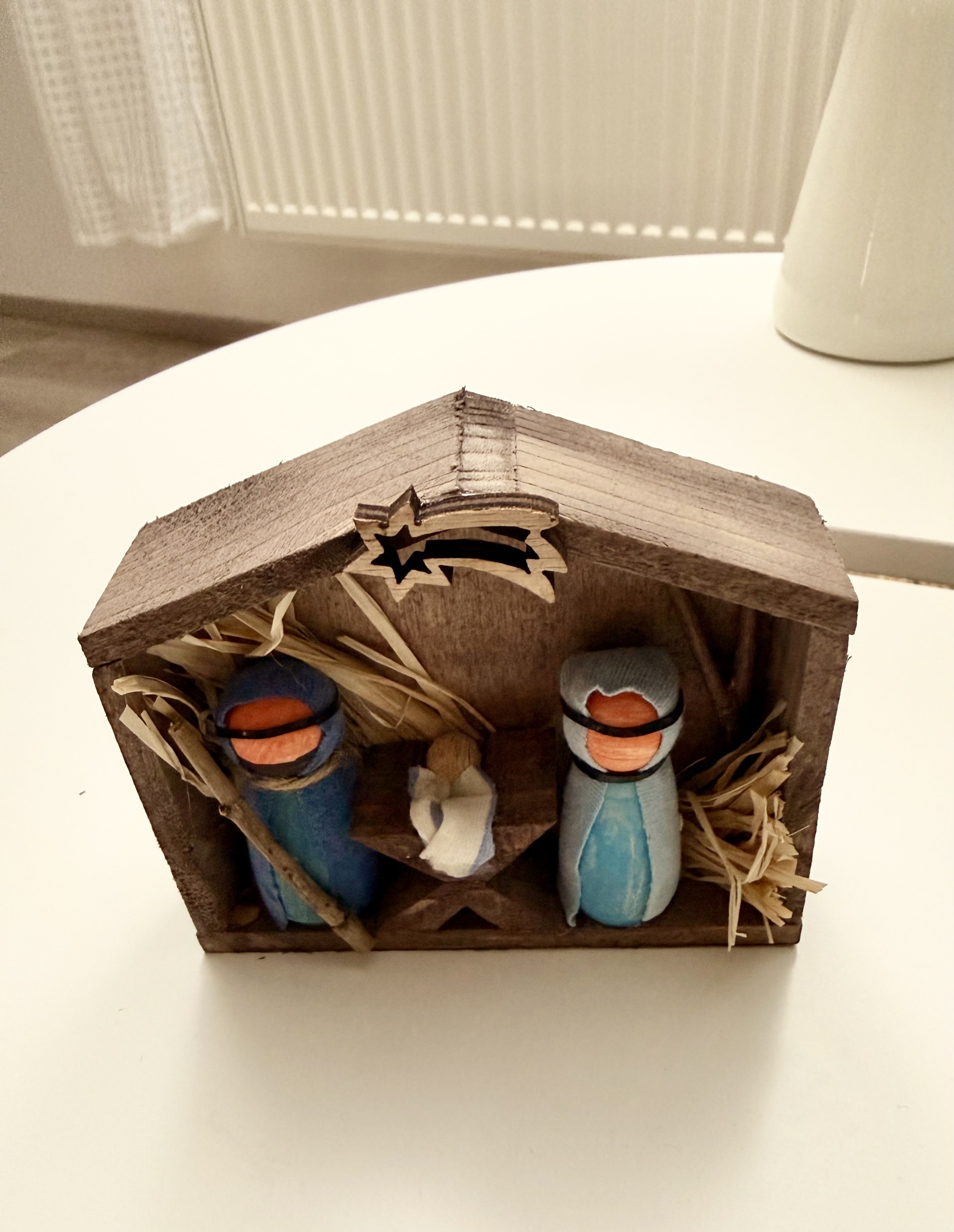 Dřevěný betlém – s Ježíškem a kometou