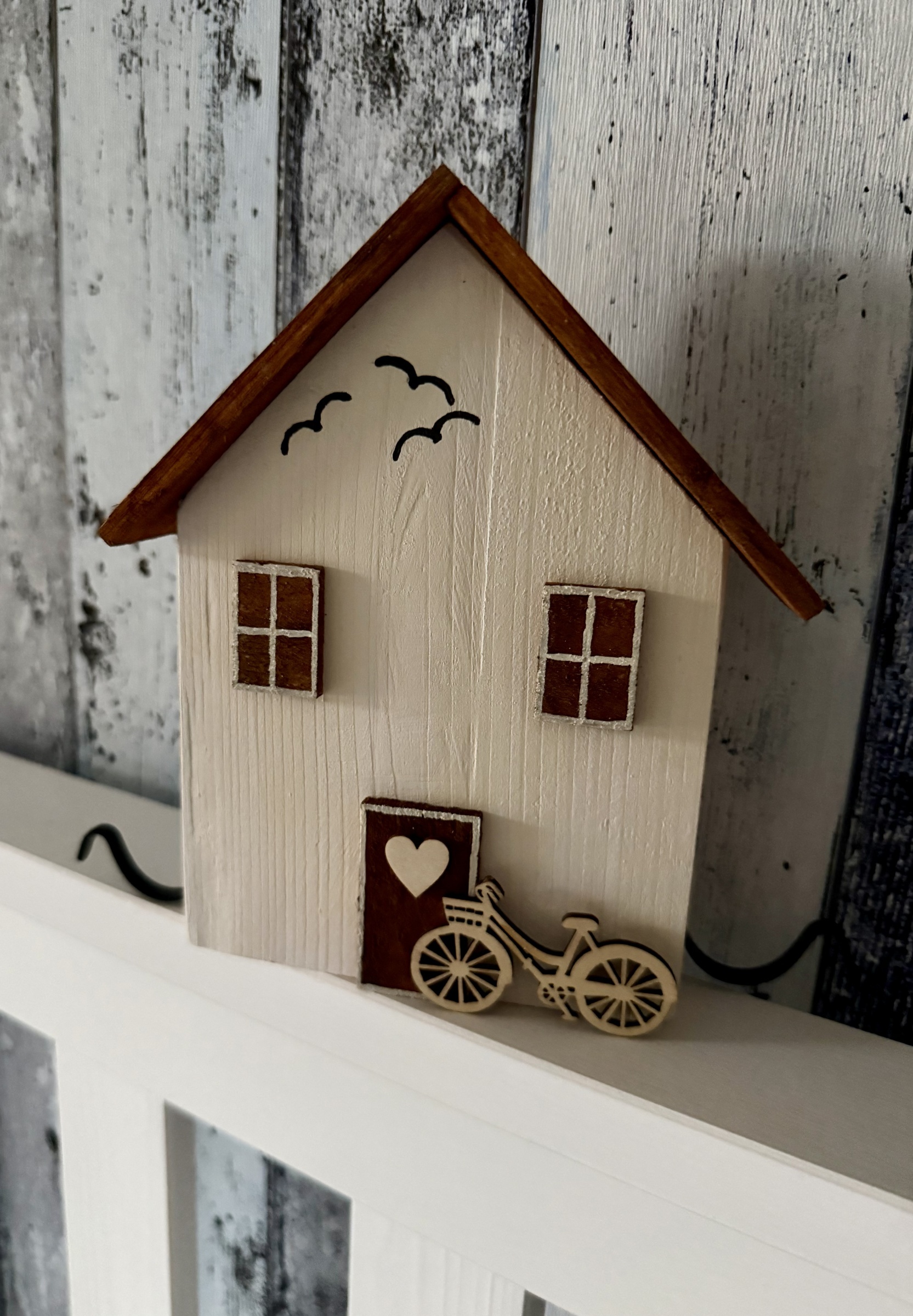 Věšák na klíče – bílý domeček s hnědou střechou