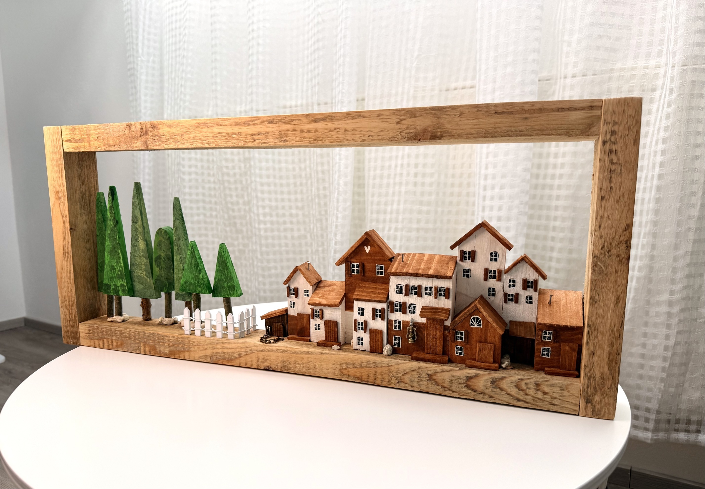 Alpské městečko u lesa – dřevěný obraz v rustikálním rámu