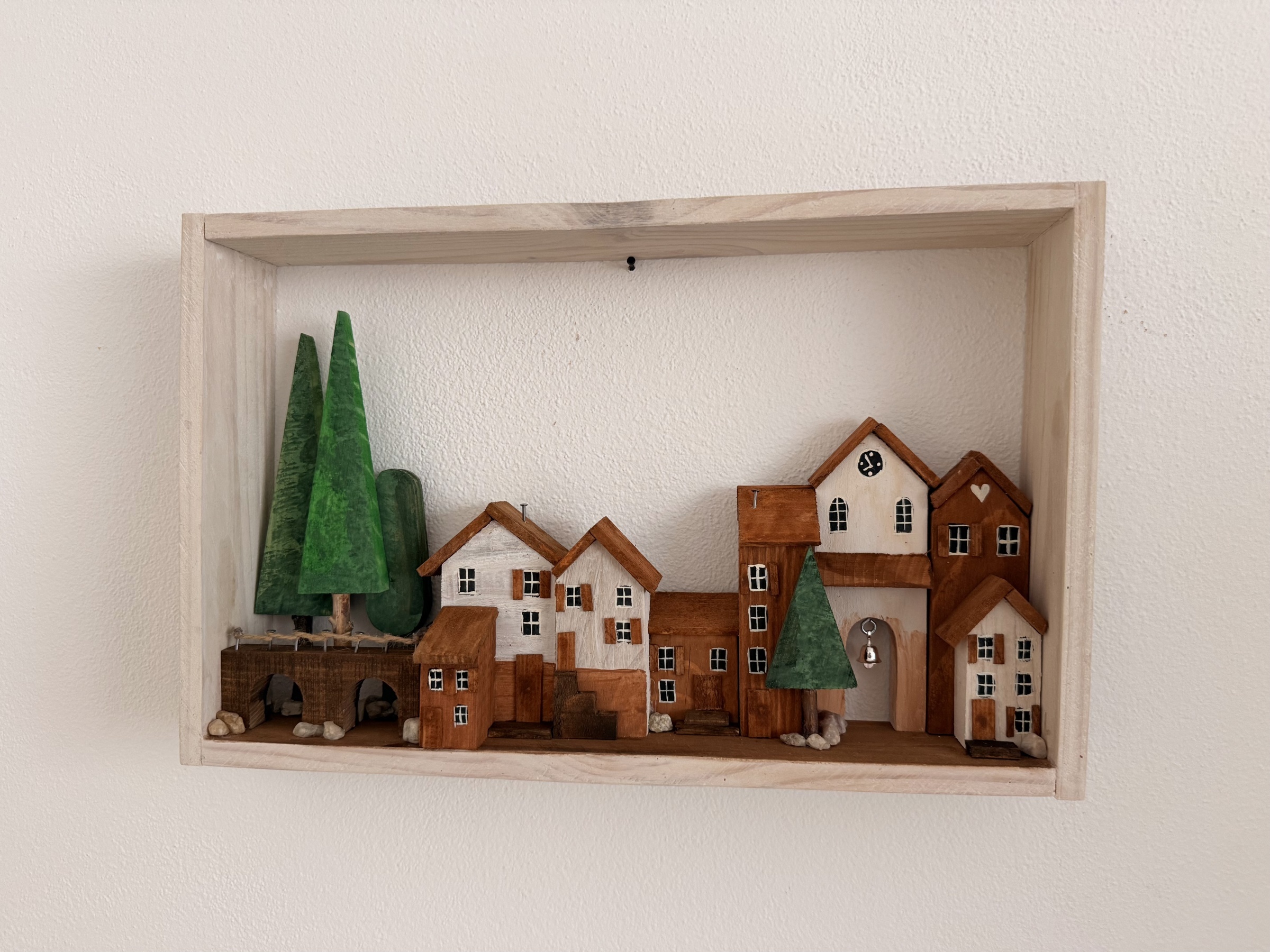 Alpské městečko – dřevěný obraz se zvoničkou