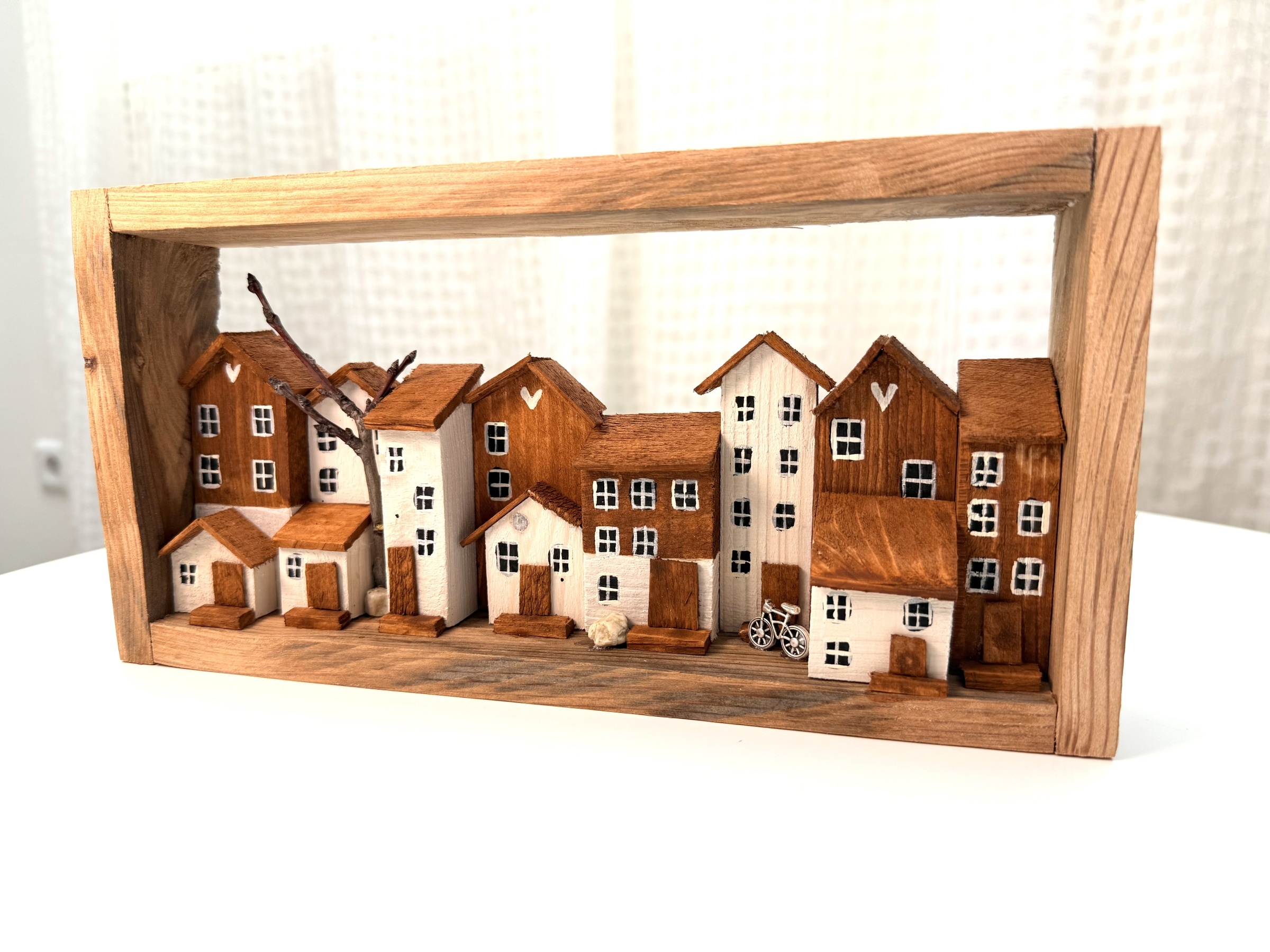 Alpské městečko – dřevěný obraz s domečky a kolem