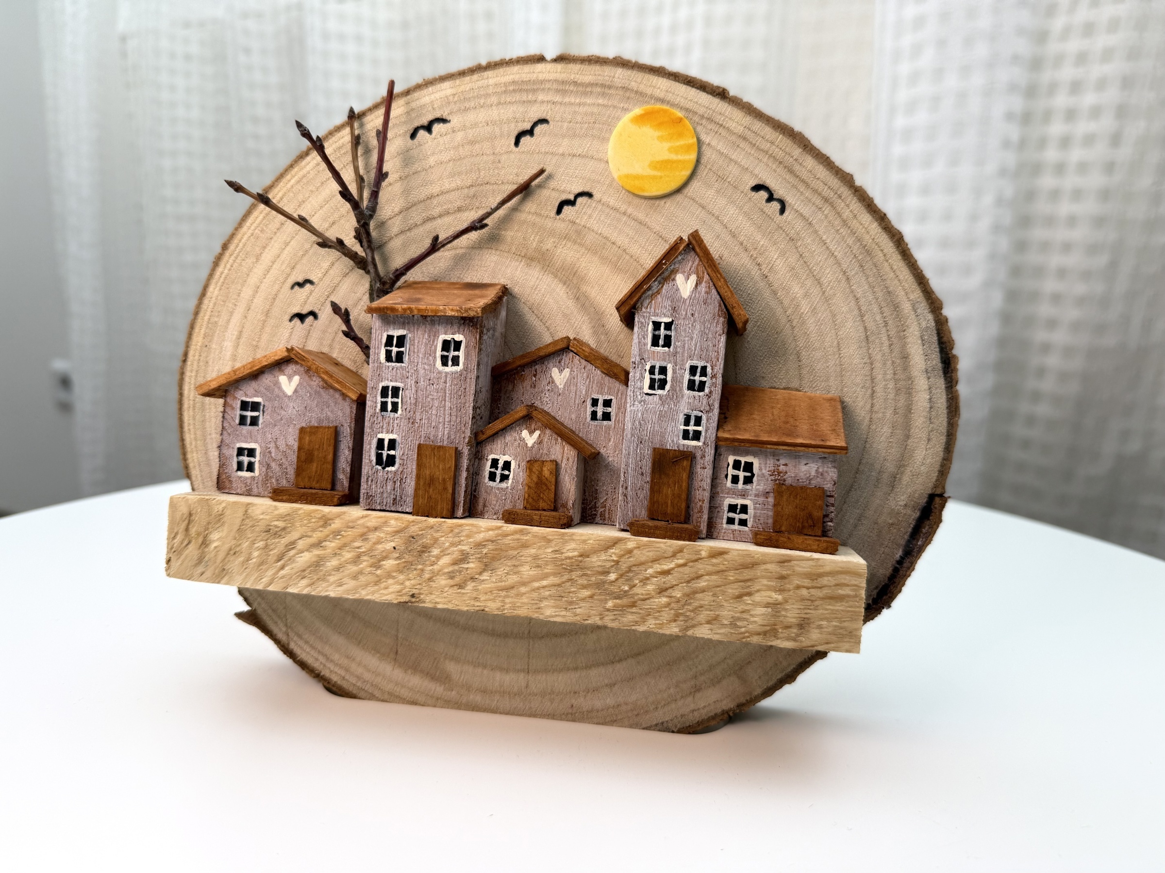 Alpské městečko – dřevěný obraz na kulatině se sluncem